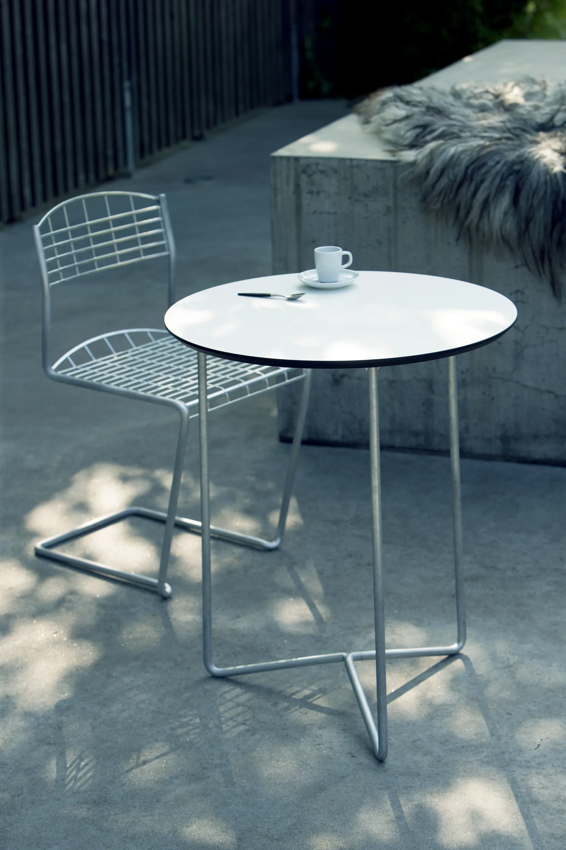 High Tech table ø60 cm, White-hot-dip galvanized stand Grythyttan Stålmöbler