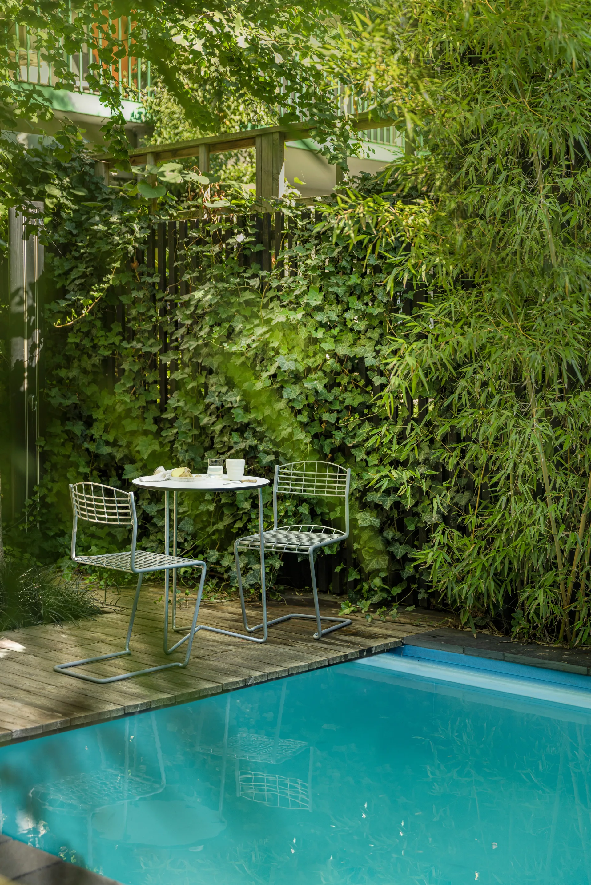 High Tech table ø60 cm, White-hot-dip galvanized stand Grythyttan Stålmöbler