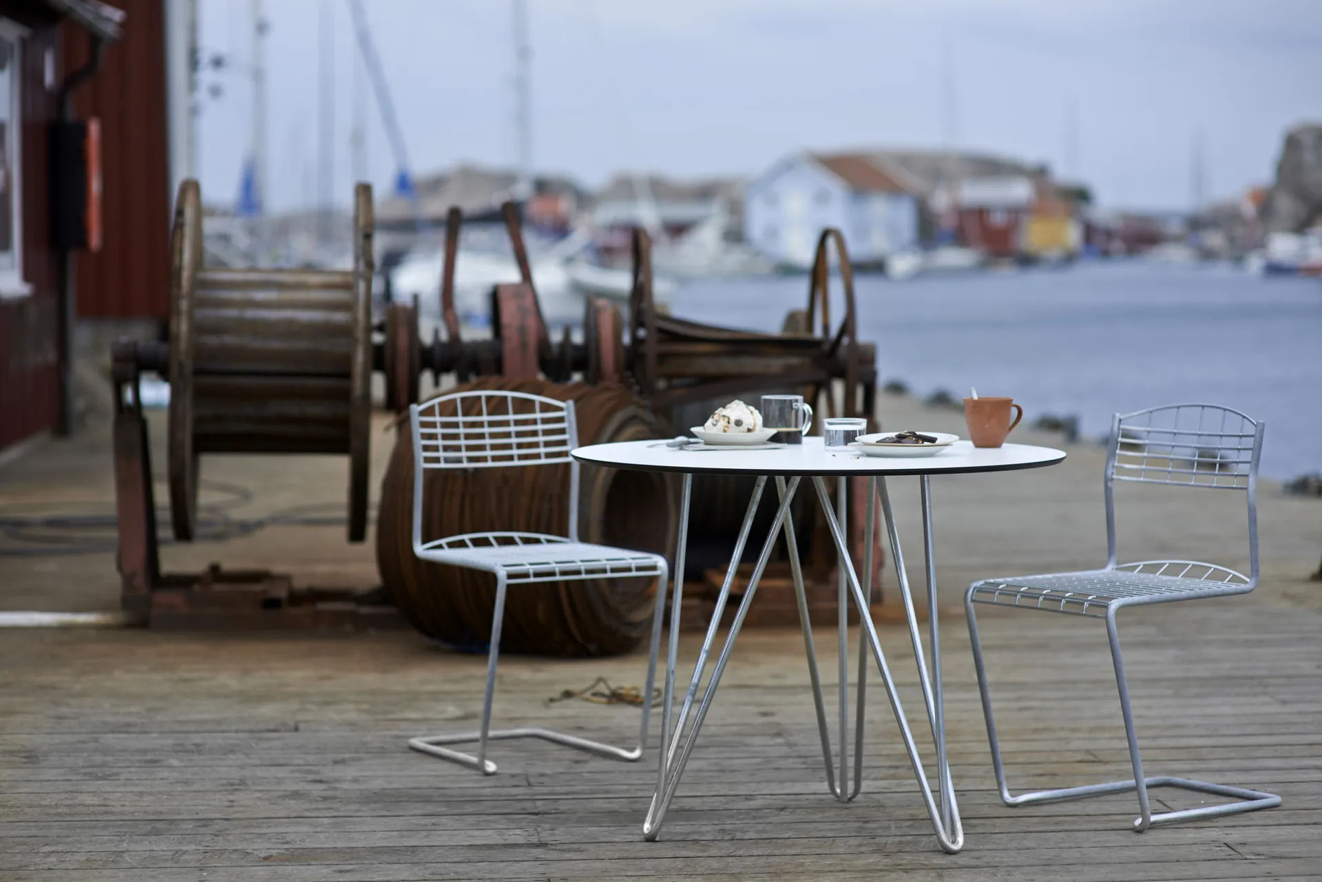 High Tech table, ø90 cm, White-hot-dip galvanized stand Grythyttan Stålmöbler