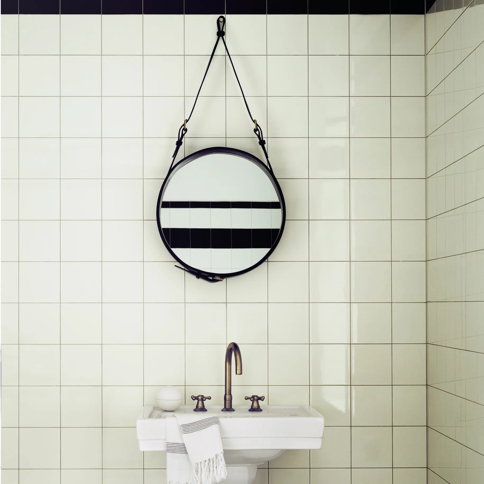 Adnet Circulaire mirror S, black GUBI