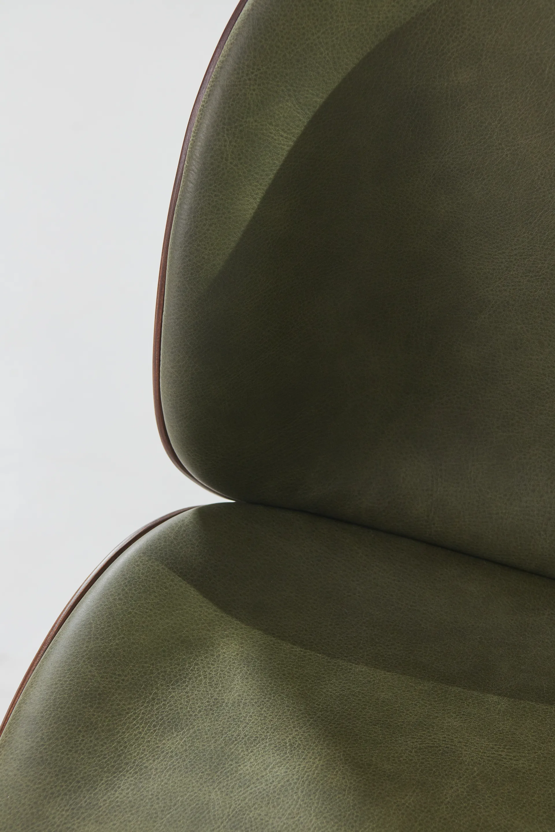 Beetle upholstered chair walnut, Antique brass-leather army GUBI