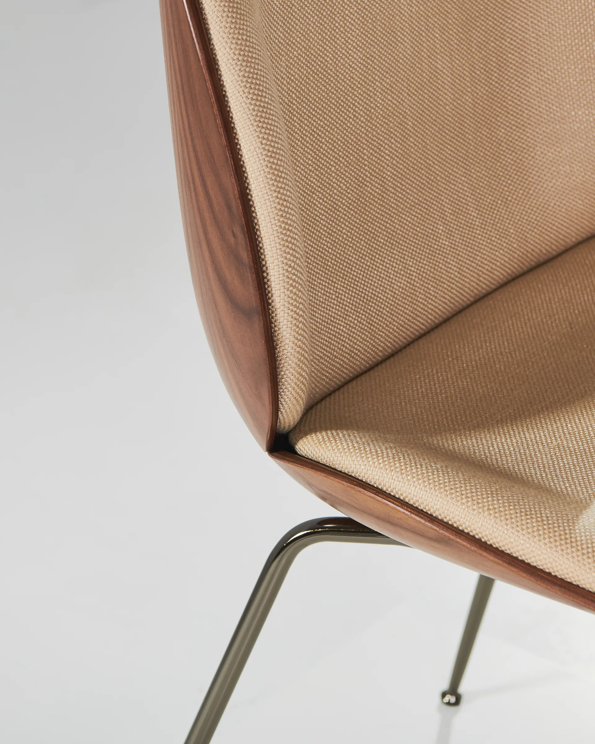 Beetle upholstered chair walnut, Black-chrome-flair 134 GUBI