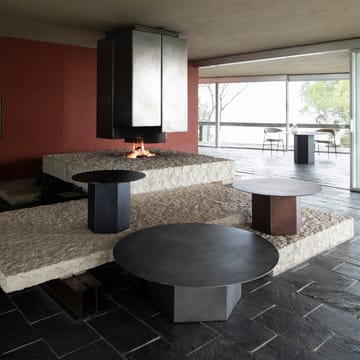 Epic Steel coffee table - Midnight black, ø110cm - GUBI