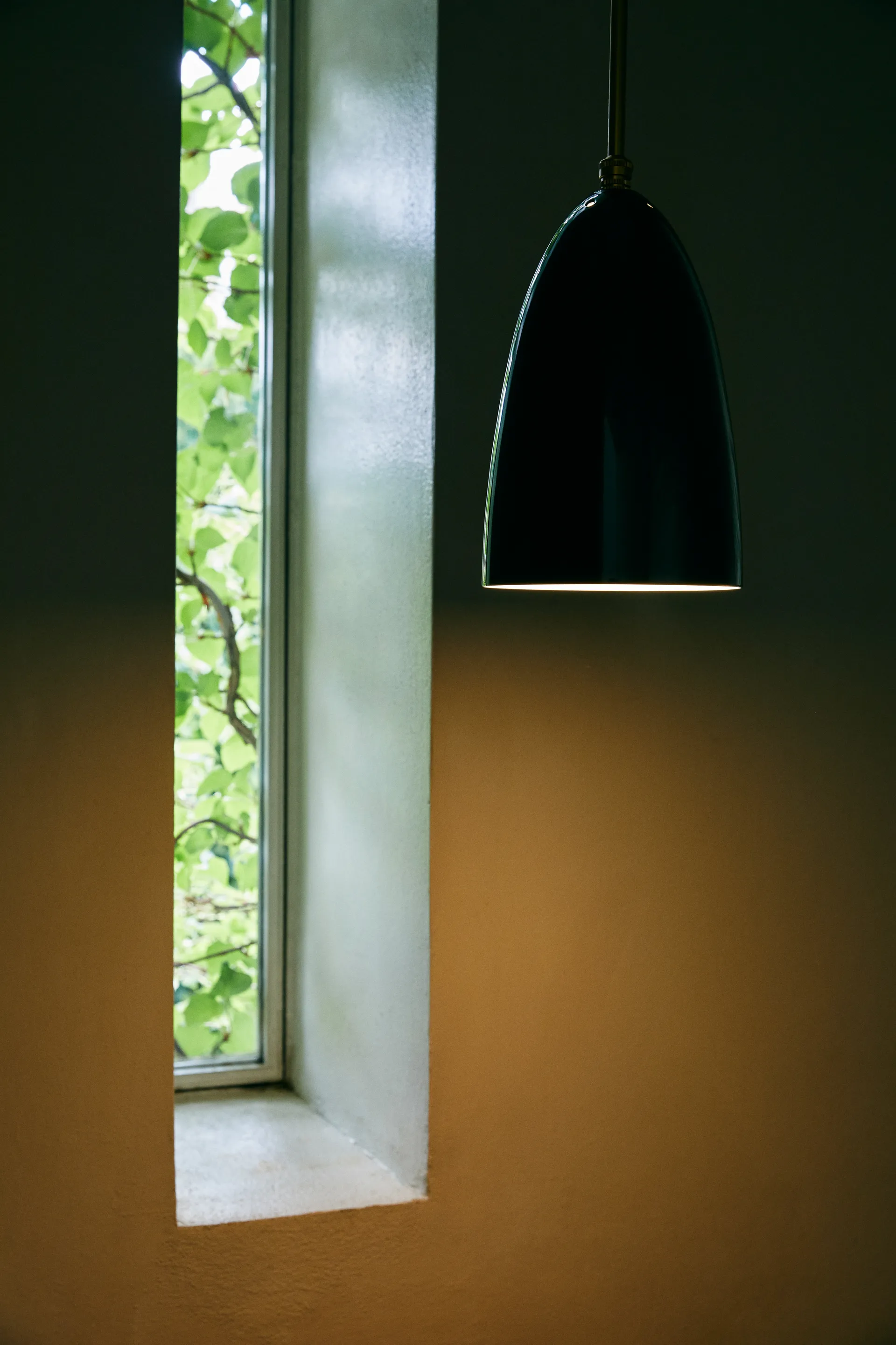 Gräshoppa ceiling lamp glossy, Black-brass GUBI
