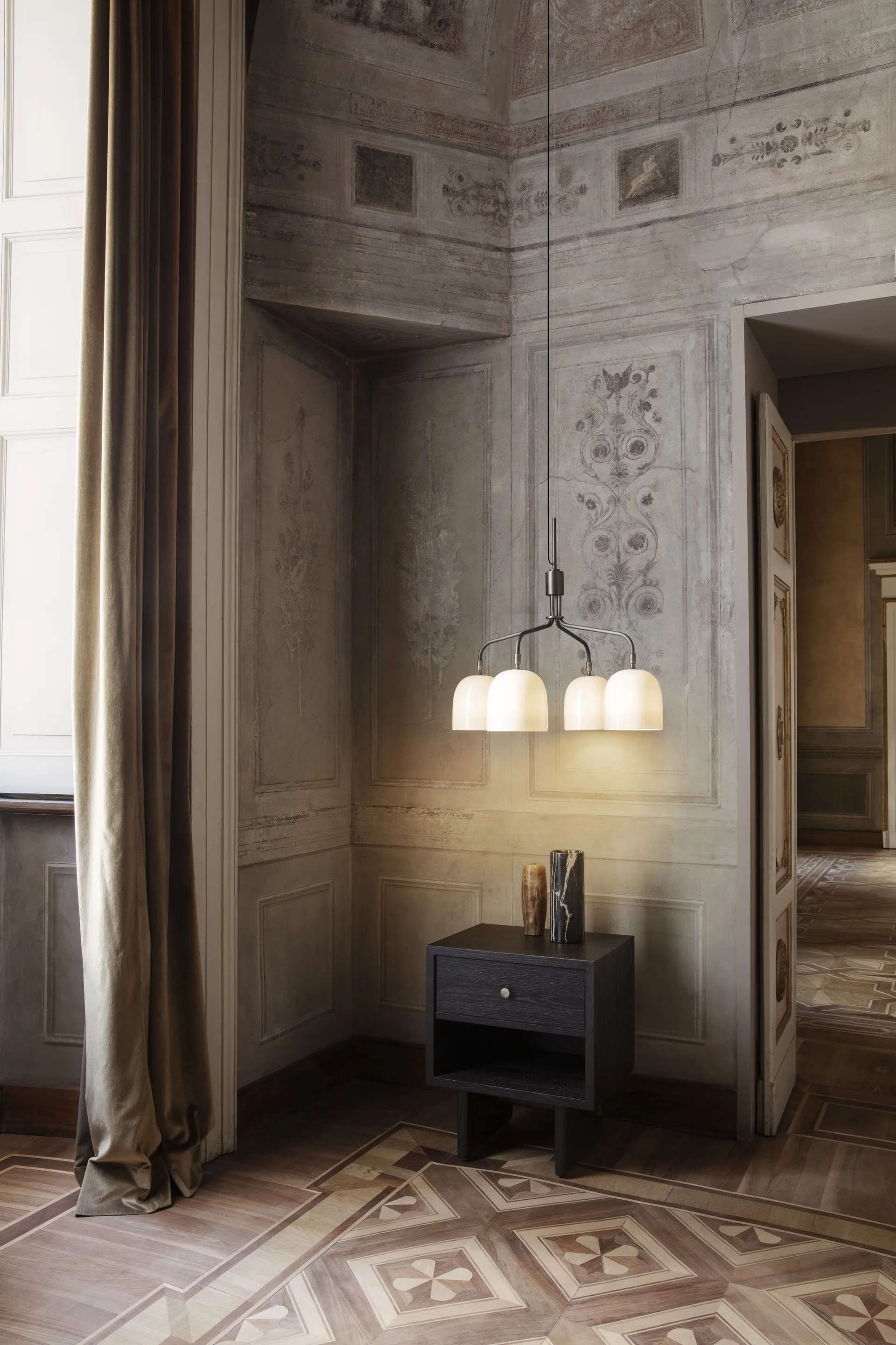 Howard chandelier 4 short arms, Bone china GUBI