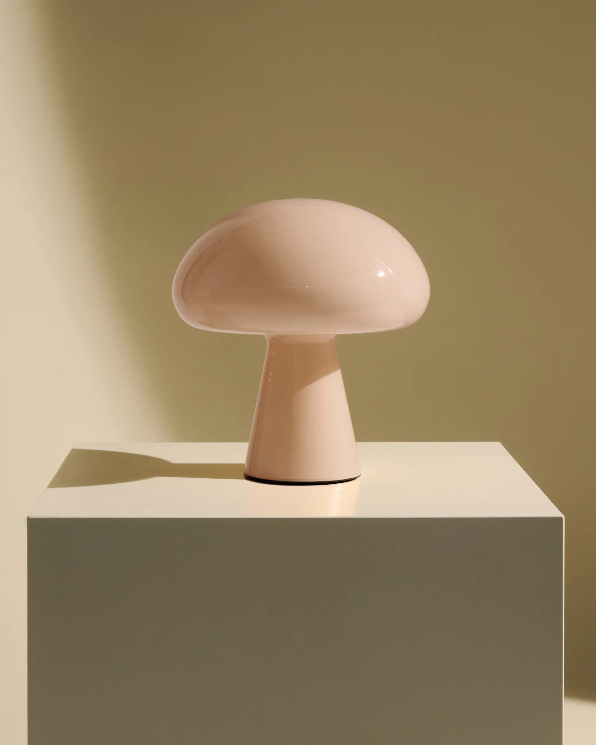 Obello table lamp, Powder pink GUBI