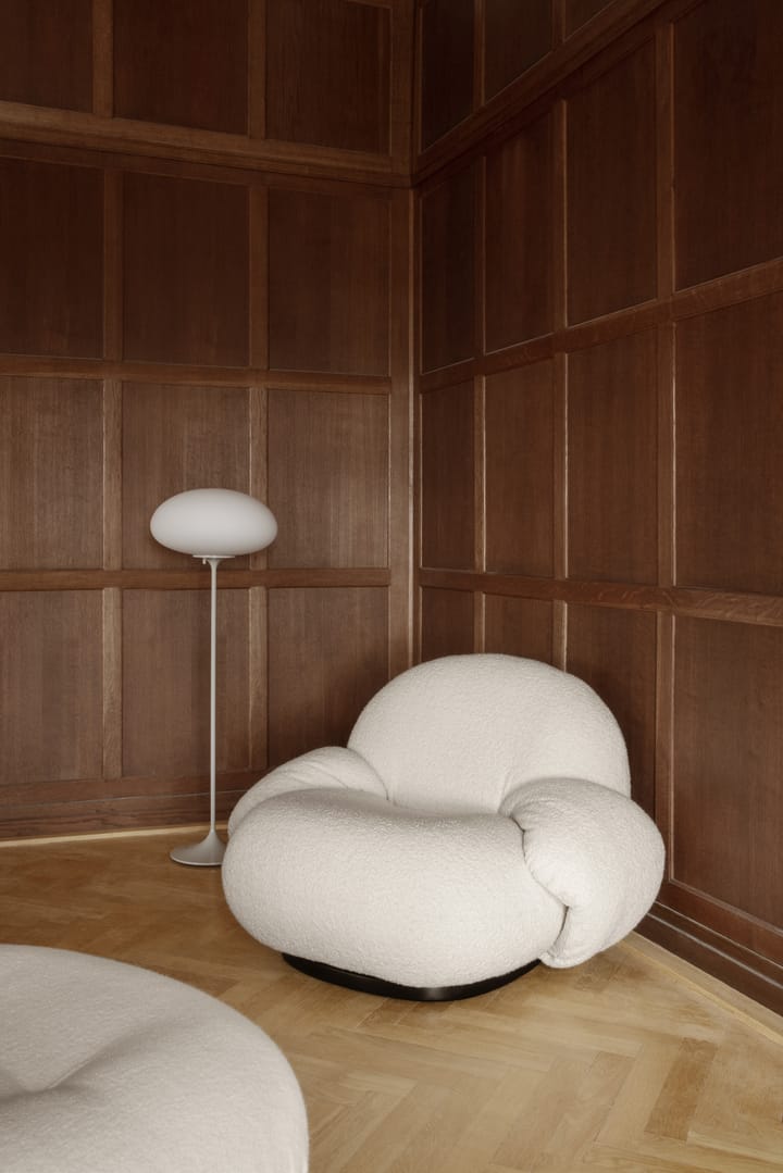 Pacha lounge chair with arm rest - Karakorum 001-pearl gold - Gubi