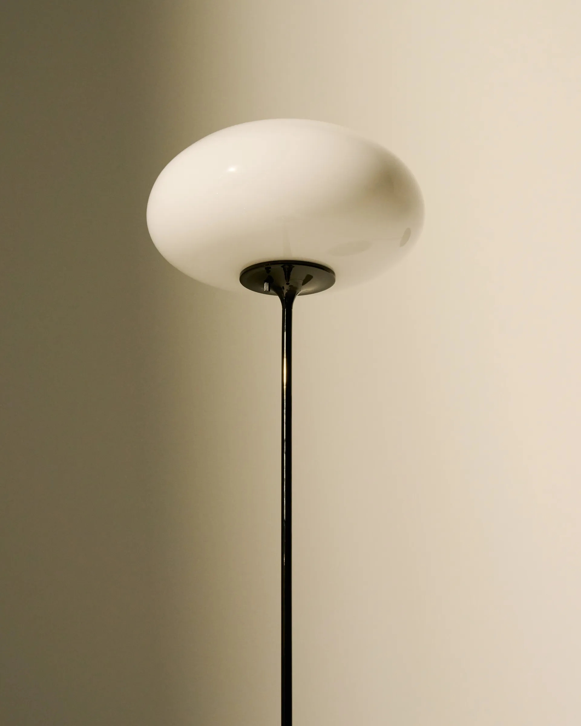 Stemlite floor lamp, Black chrome-opal glass, 150 cm GUBI