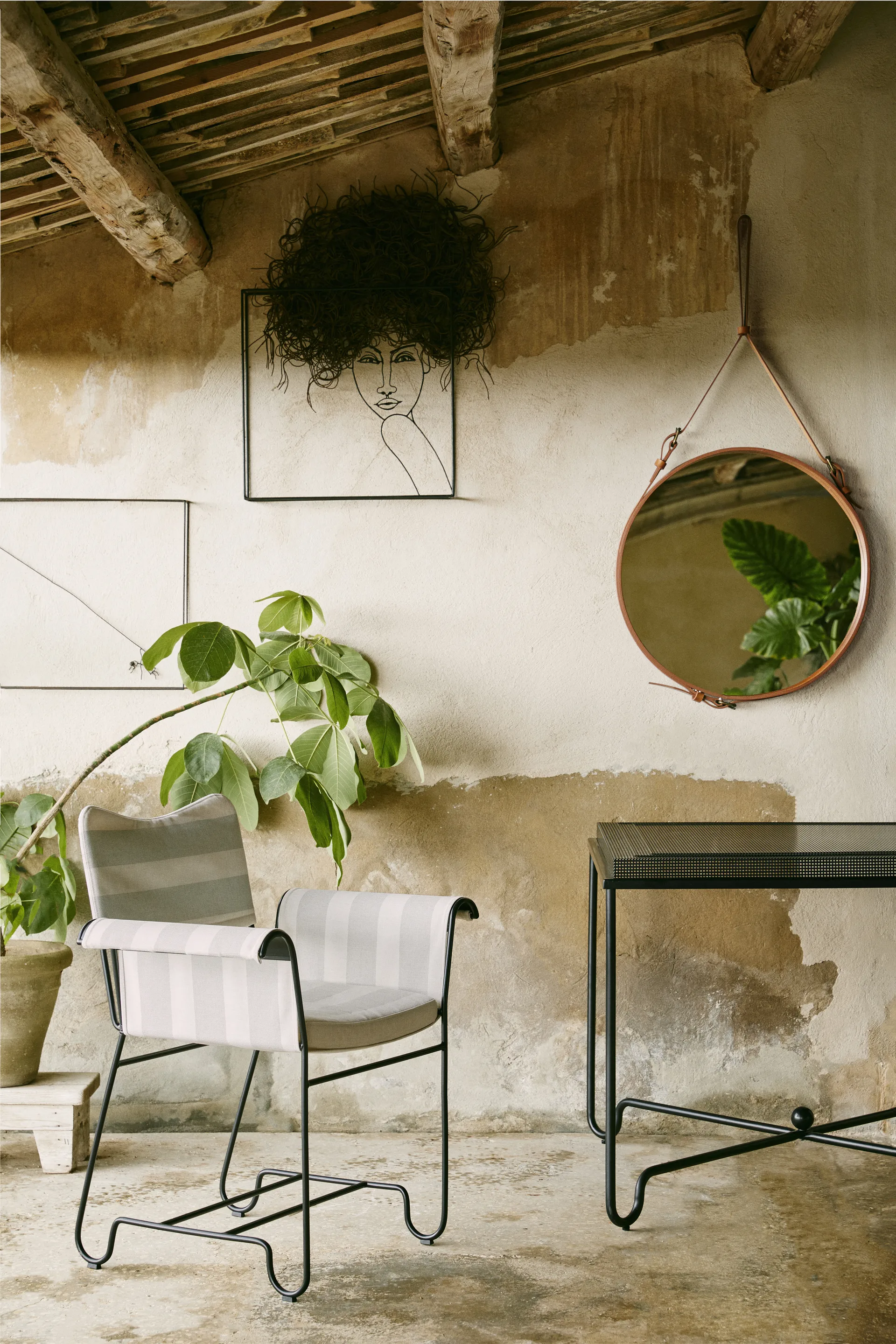 Tropique table 90x90x75 cm, Classic black GUBI