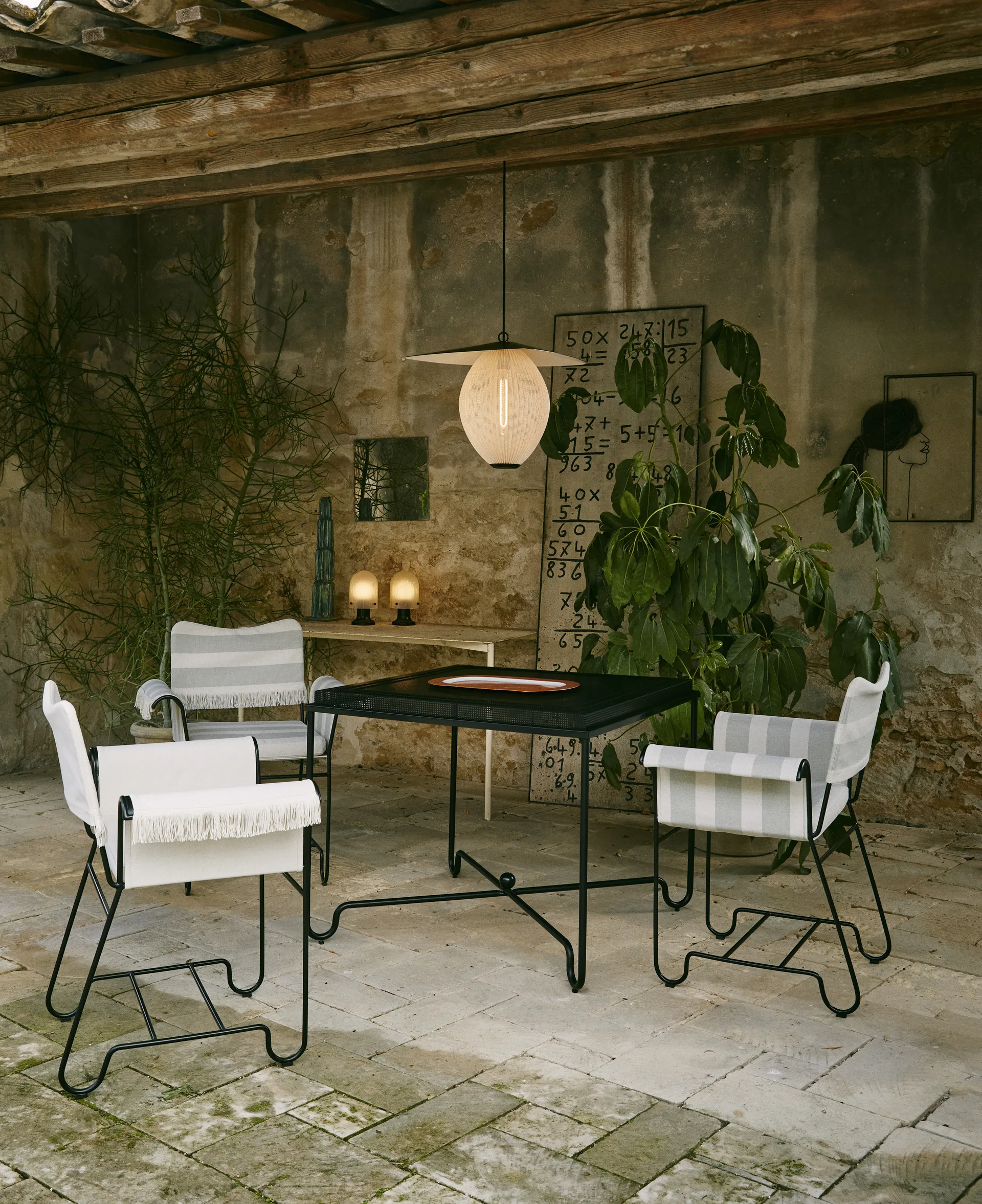 Tropique table 90x90x75 cm, Classic black GUBI