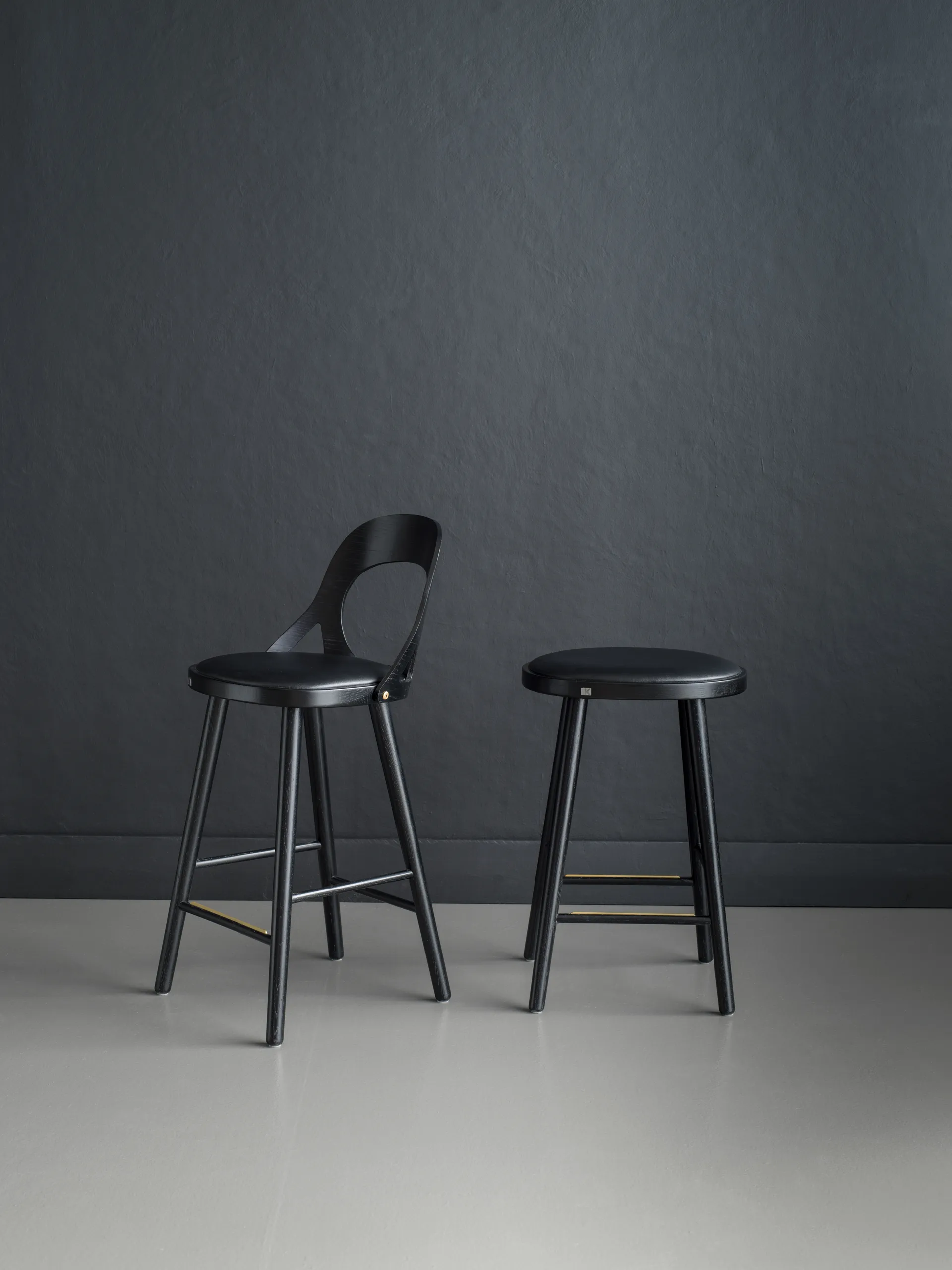 Colibri bar stool 63 cm, Black stained oak-black pad Hans K