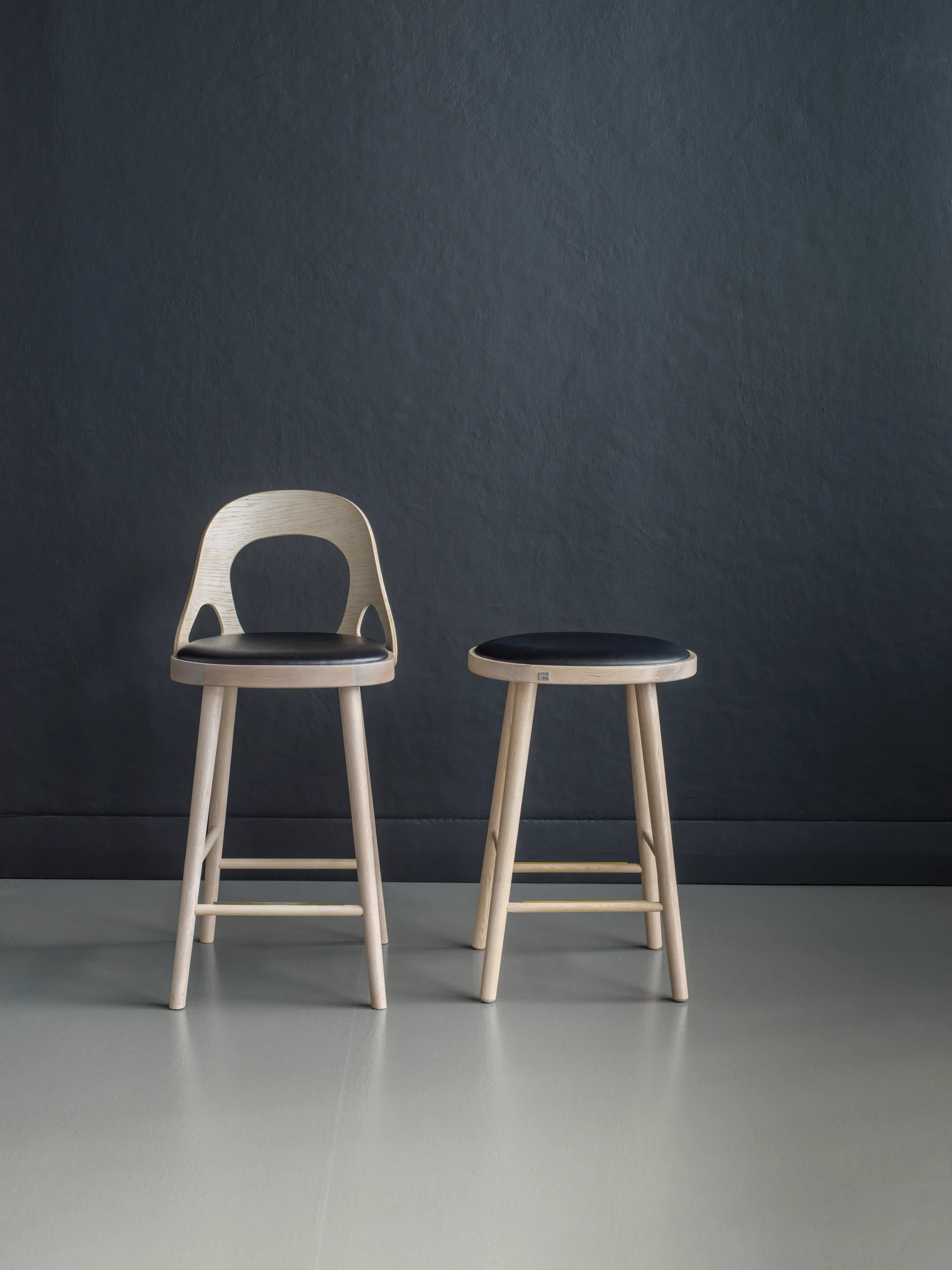 Colibri bar stool 63 cm, Stained blonde oak-black pad Hans K