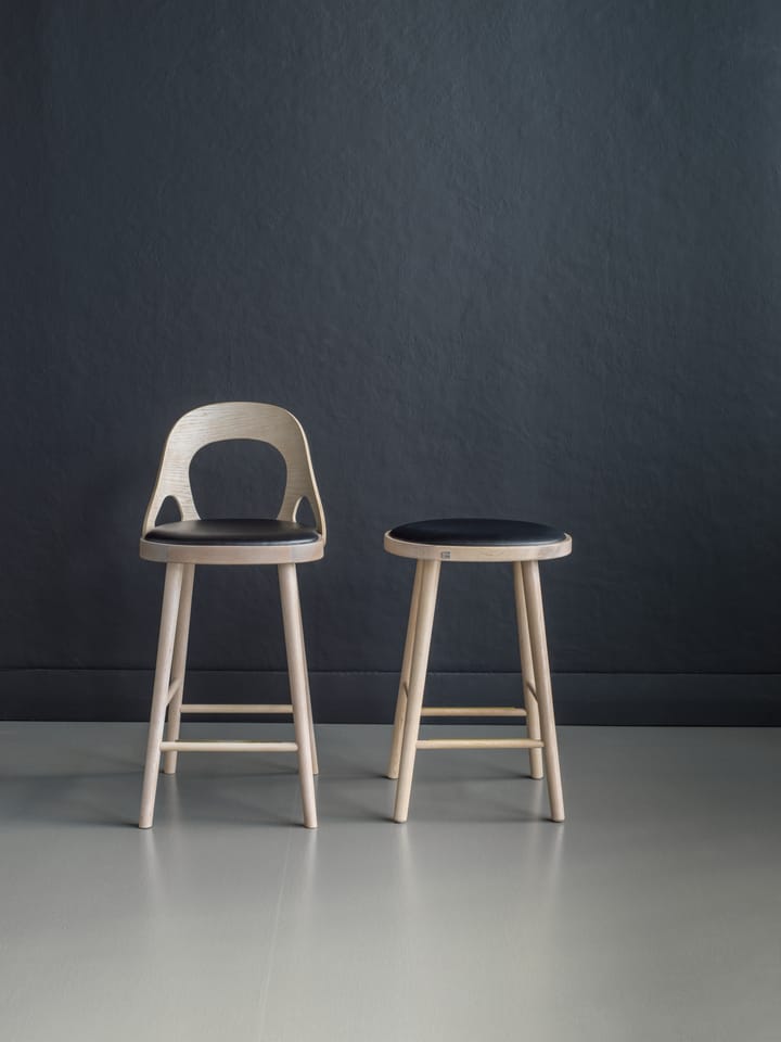 Colibri bar stool 63 cm - Stained blonde oak-black pad - Hans K
