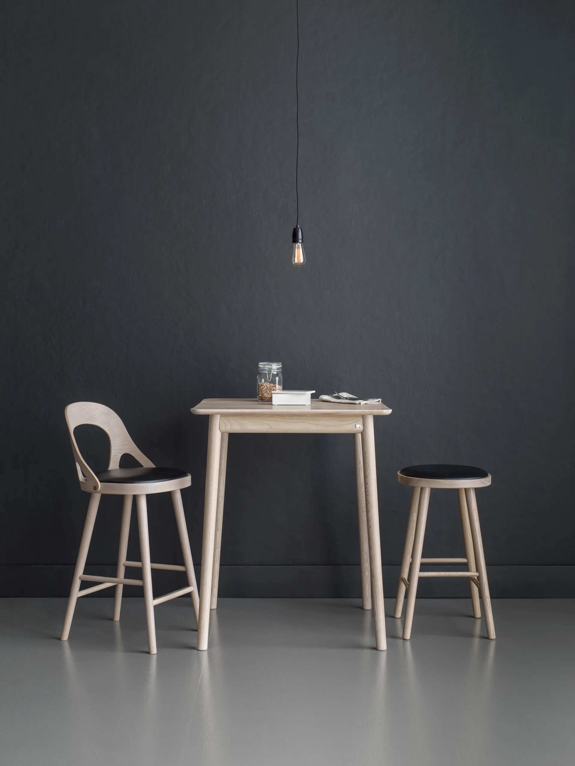 Colibri bar stool 63 cm, Stained blonde oak-black pad Hans K