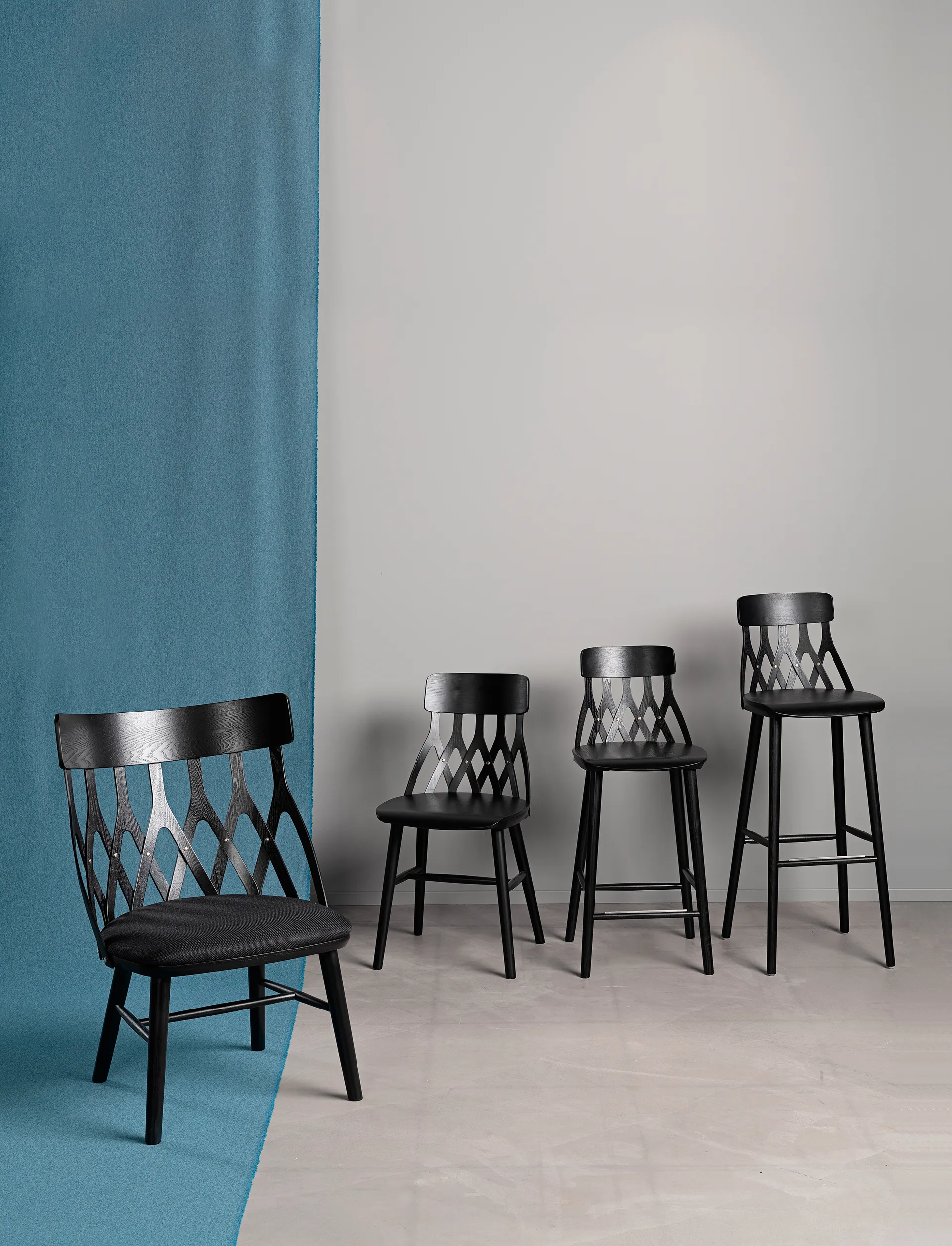 Y5 lounge chair, Black stained-black pad Hans K