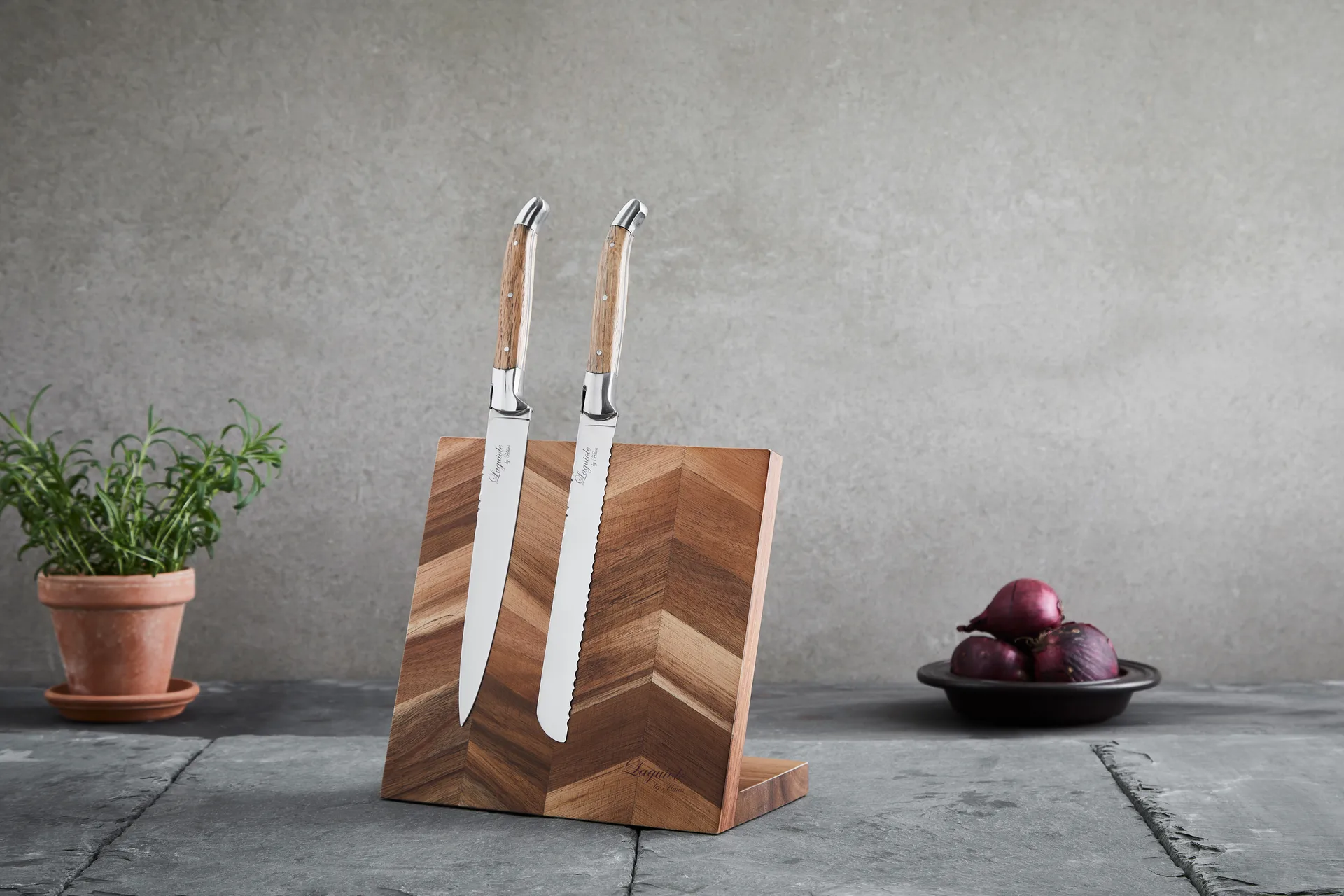 Laguiole By Hâws magnetic knife block 22.6x19.5 cm, Acacia Hâws