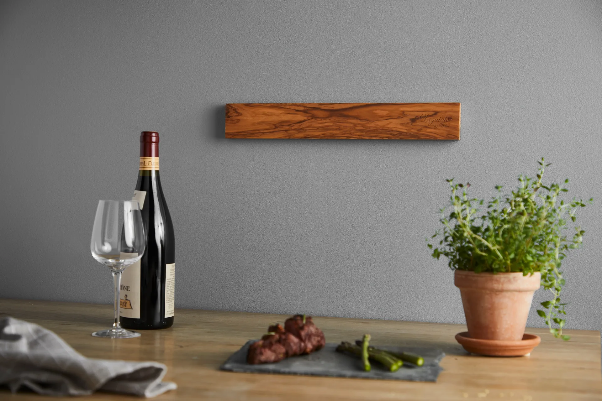 Laguiole by Hâws magnetic knife rack 40x5x2 cm, Acacia wood Herringbone style Hâws