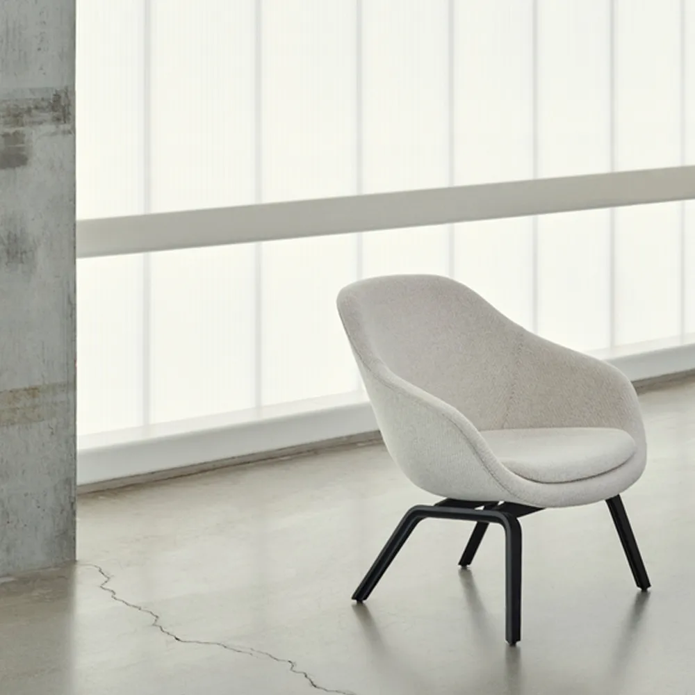 About A Lounge AAL83 lounge chair, Fabric black dark brown melange-soap-treated oak frame HAY