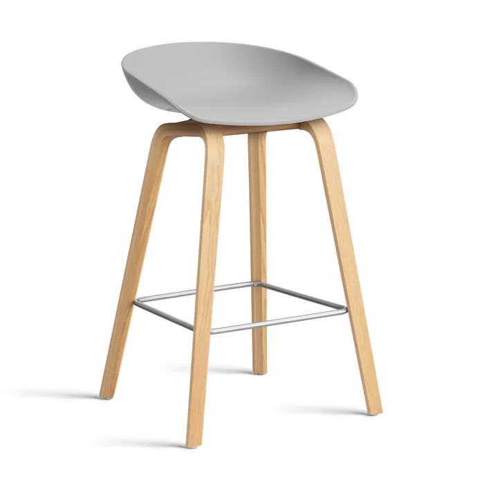 About a Stool AAL32 Low 2.0 bar stool lacquered oak base - Concrete grey-stainless steel footrest - HAY