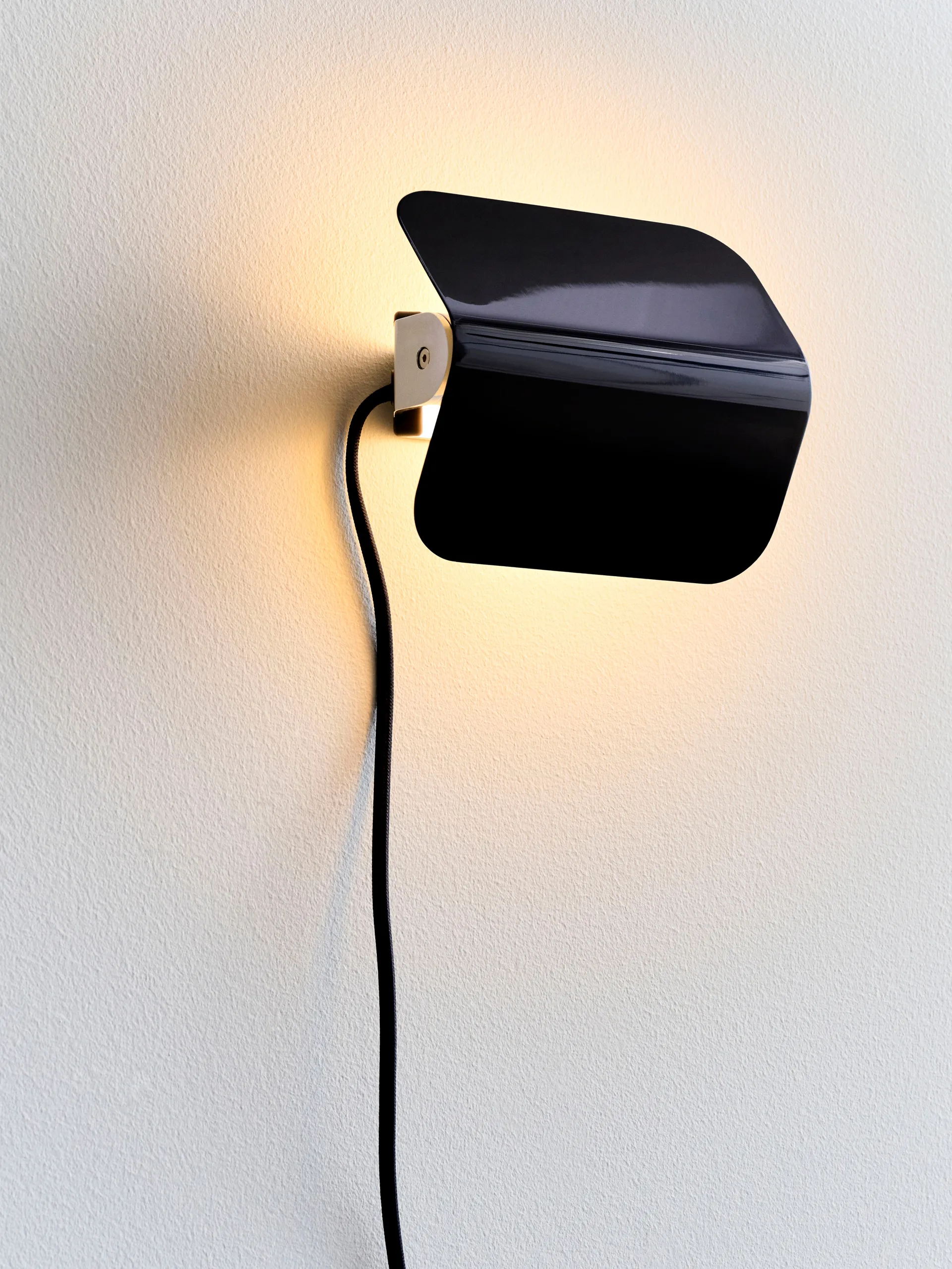 Apex wall lamp, Iron black HAY