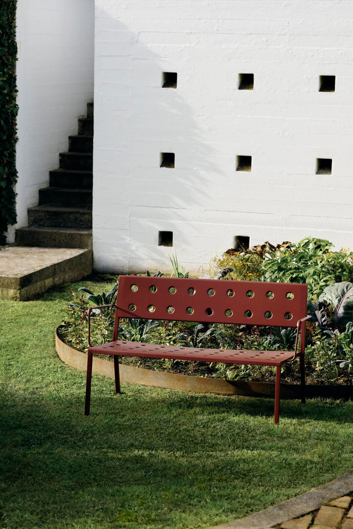 Balcony Lounge bench with armrest 121.5x69 cm - Iron red - HAY