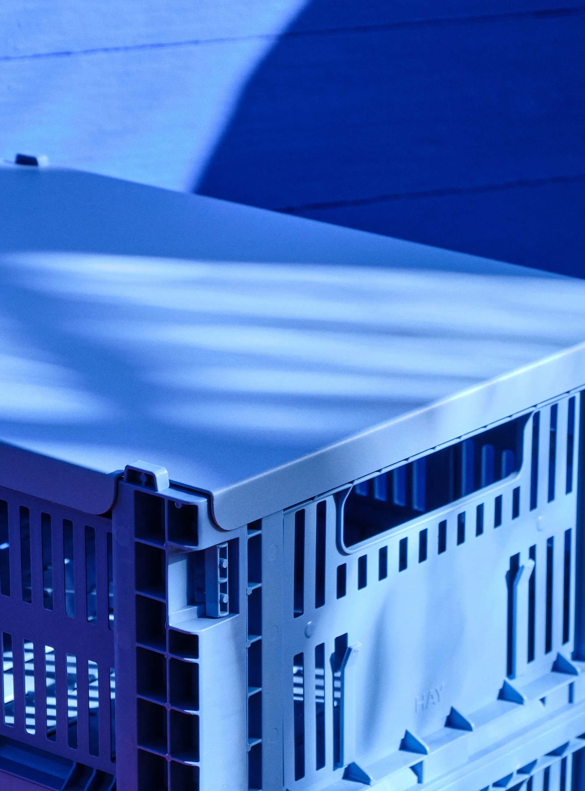 Colour Crate lid medium, Electric blue HAY