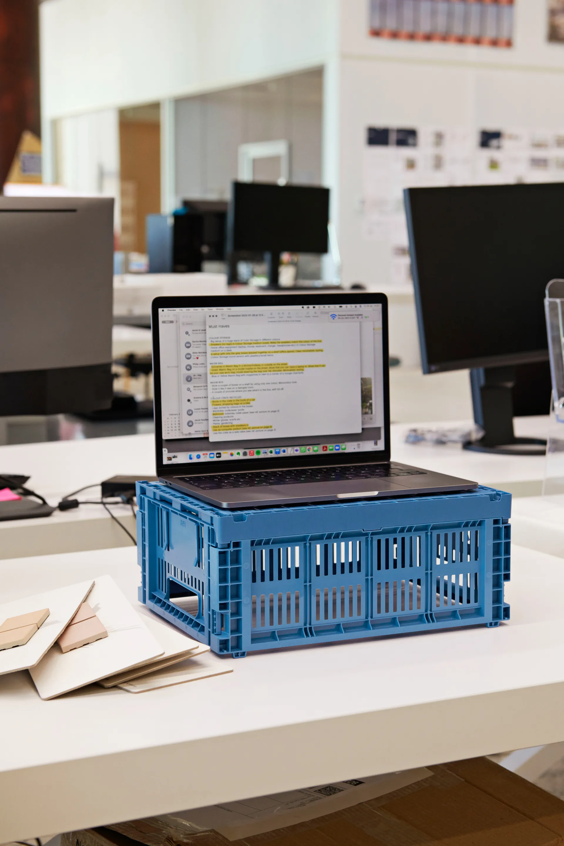 Colour Crate M 26.5x34.5 cm, Electric blue HAY