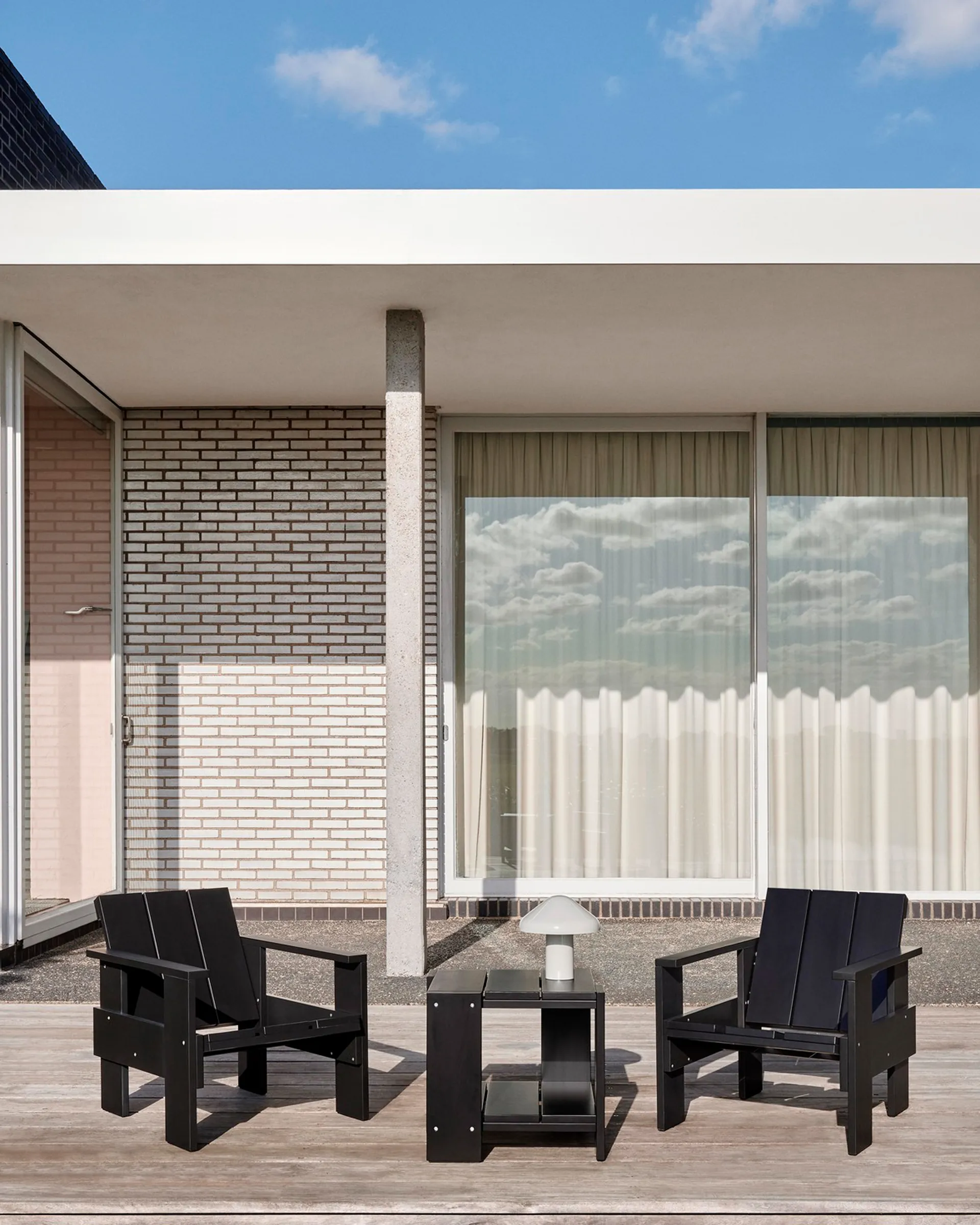 Crate lounge chair lacquered pine, Black HAY