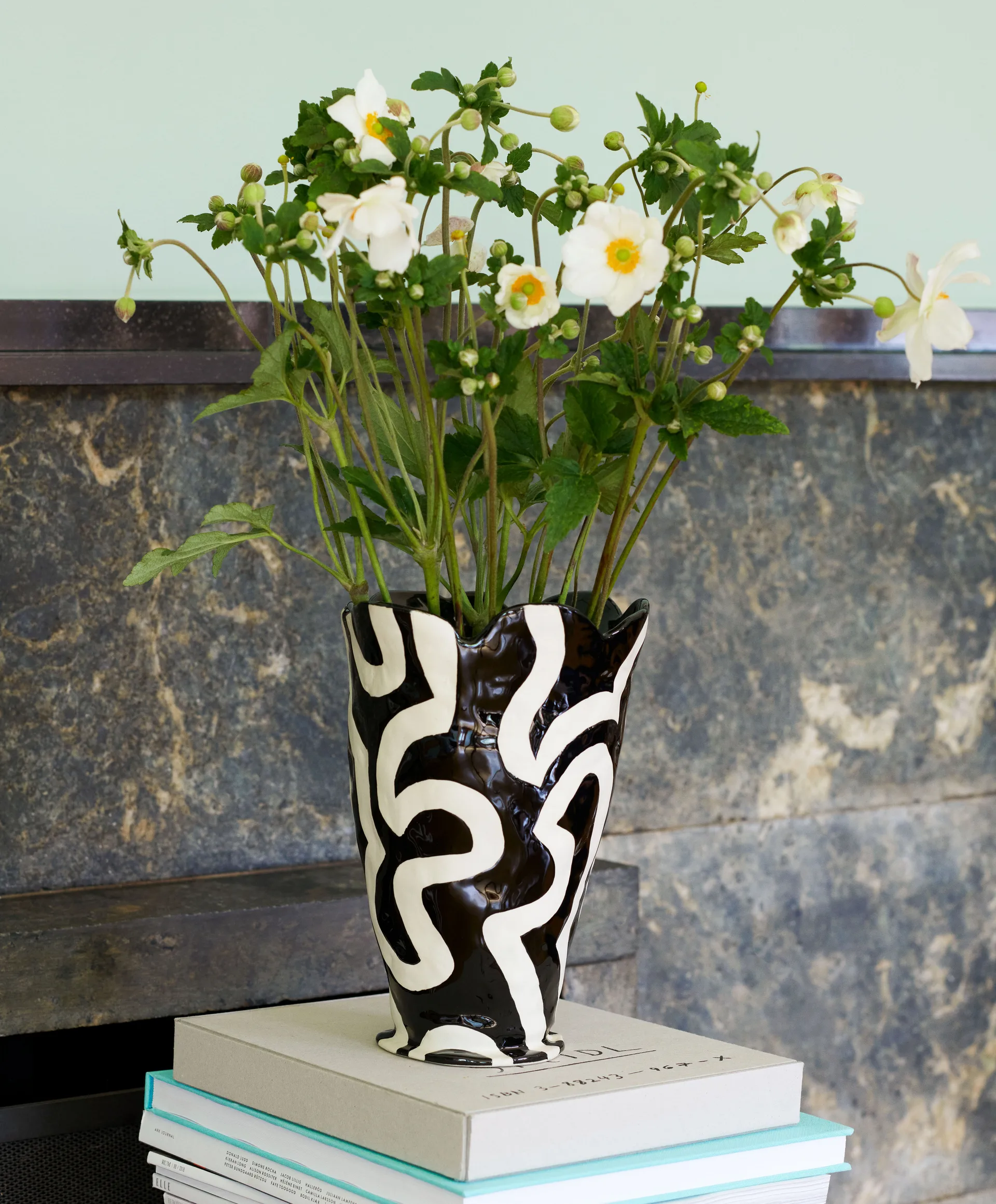 Jessica Hans Shadow vase 25 cm, Black-white HAY