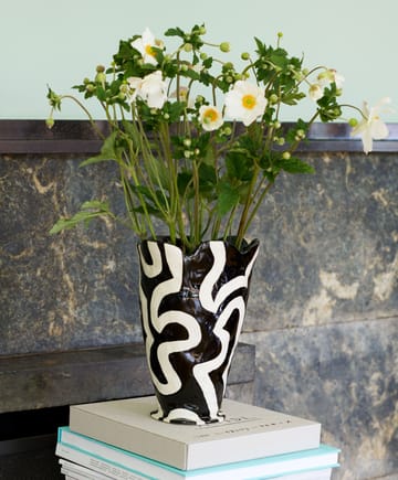 Jessica Hans Shadow vase 25 cm - Black-white - HAY