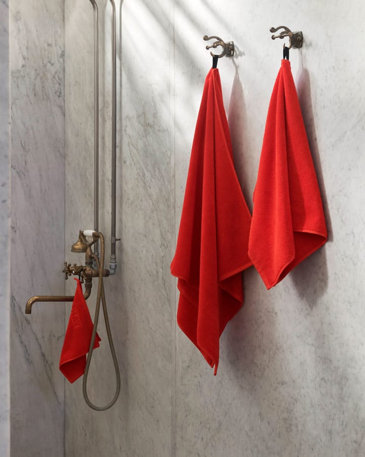 Mono bath towel 100x150 cm - Poppy red - HAY