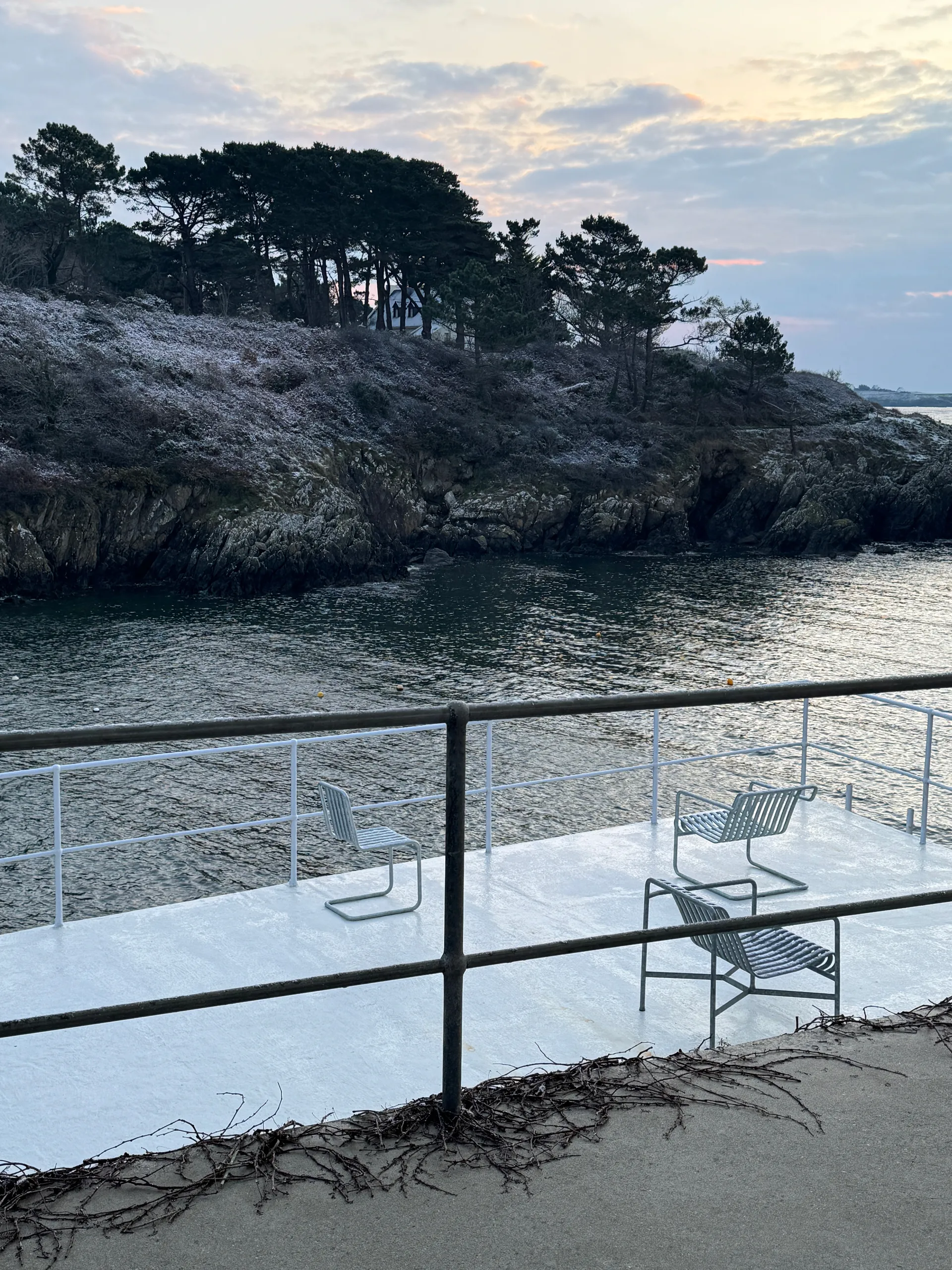 Palissade Cantilever chair, Hot galvanised steel HAY