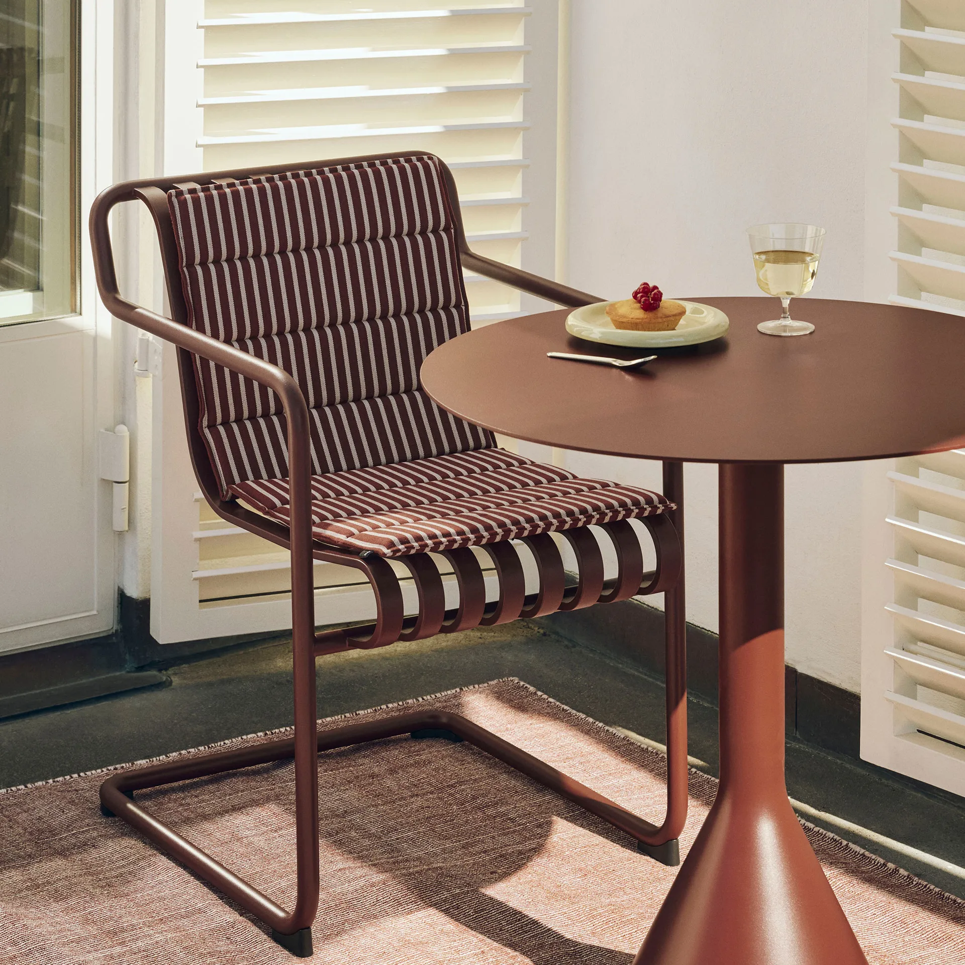 Palissade Cantilever Dining armchair, Iron red HAY