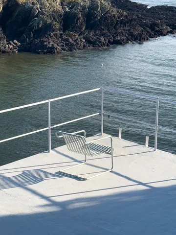 Palissade Cantilever Low lounge armchair - Hot galvanised steel - HAY