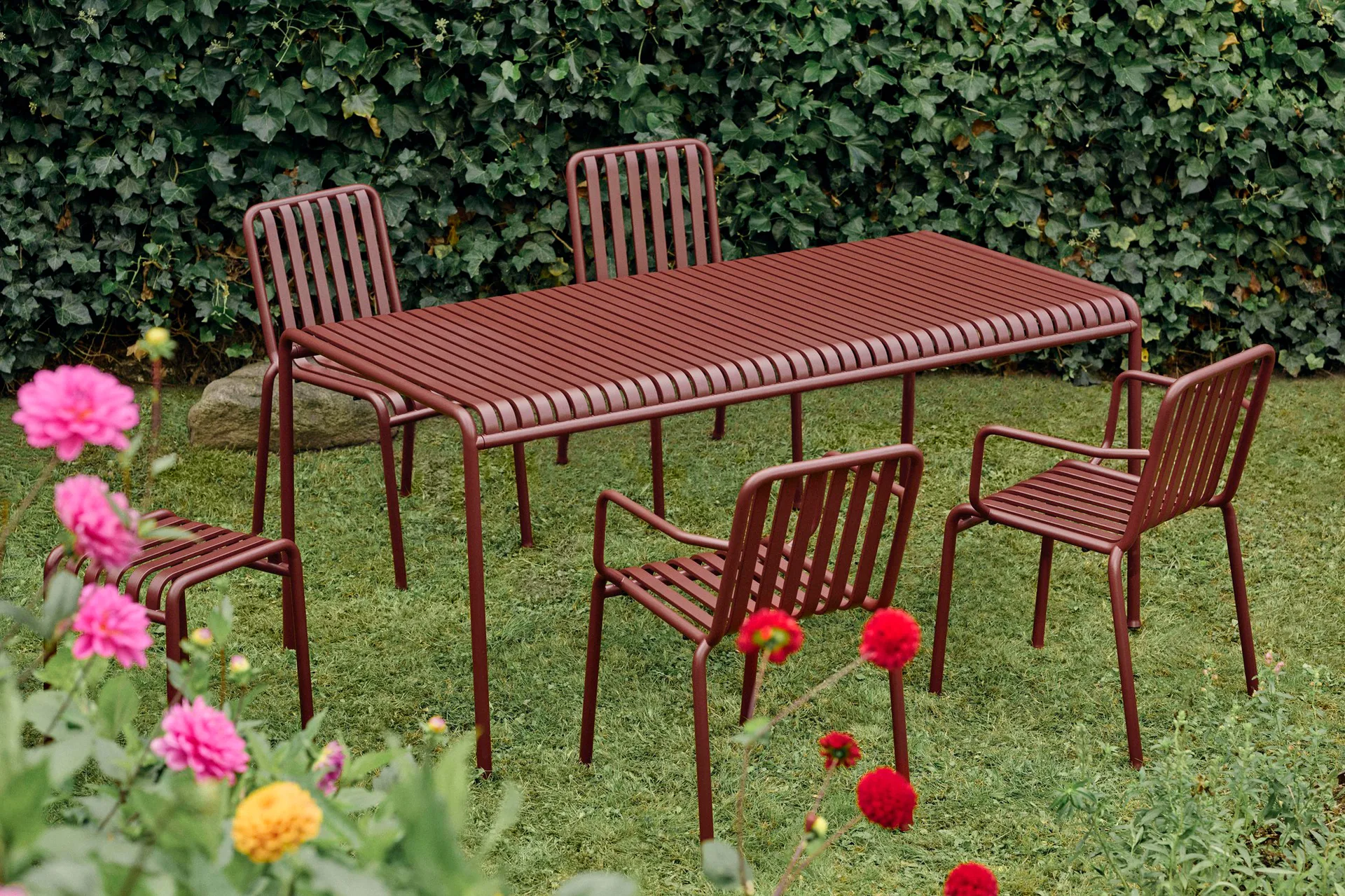 Palissade dining set 4 chairs 170x90 cm - Iron red HAY