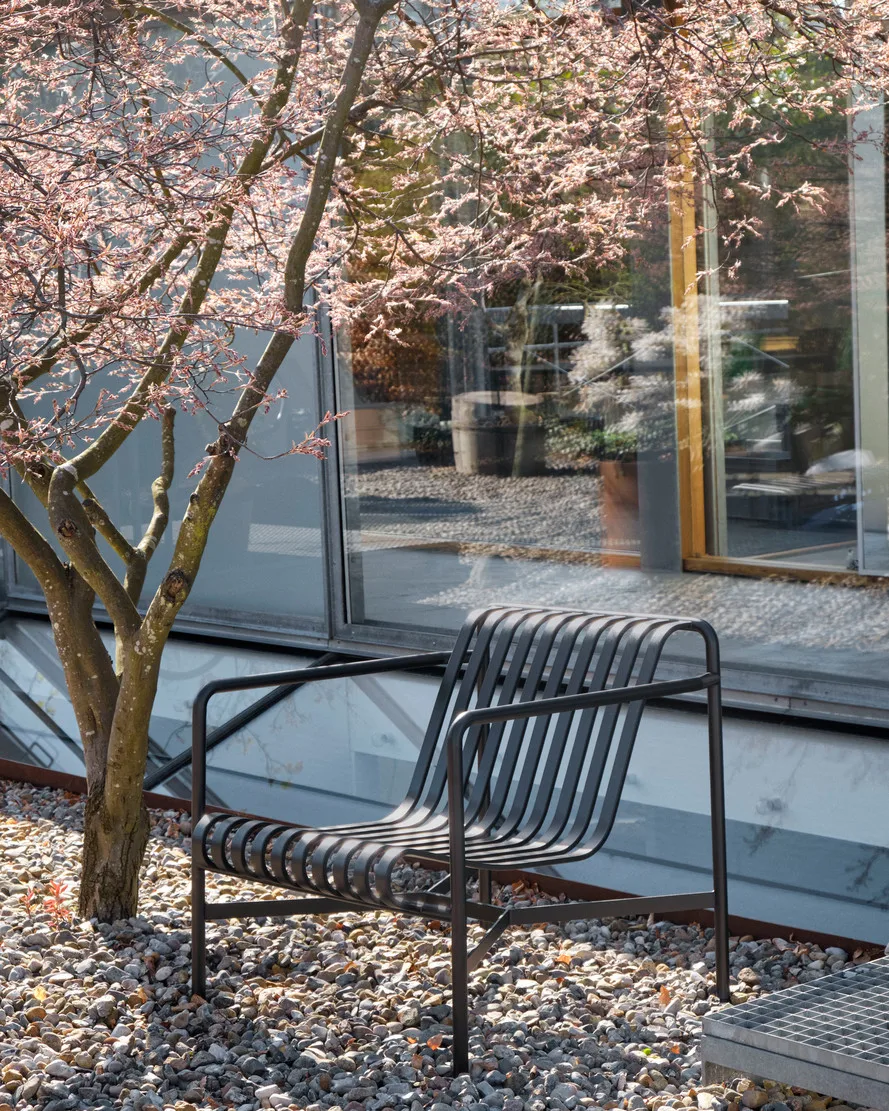 Palissade Low lounge chair, Anthracite HAY