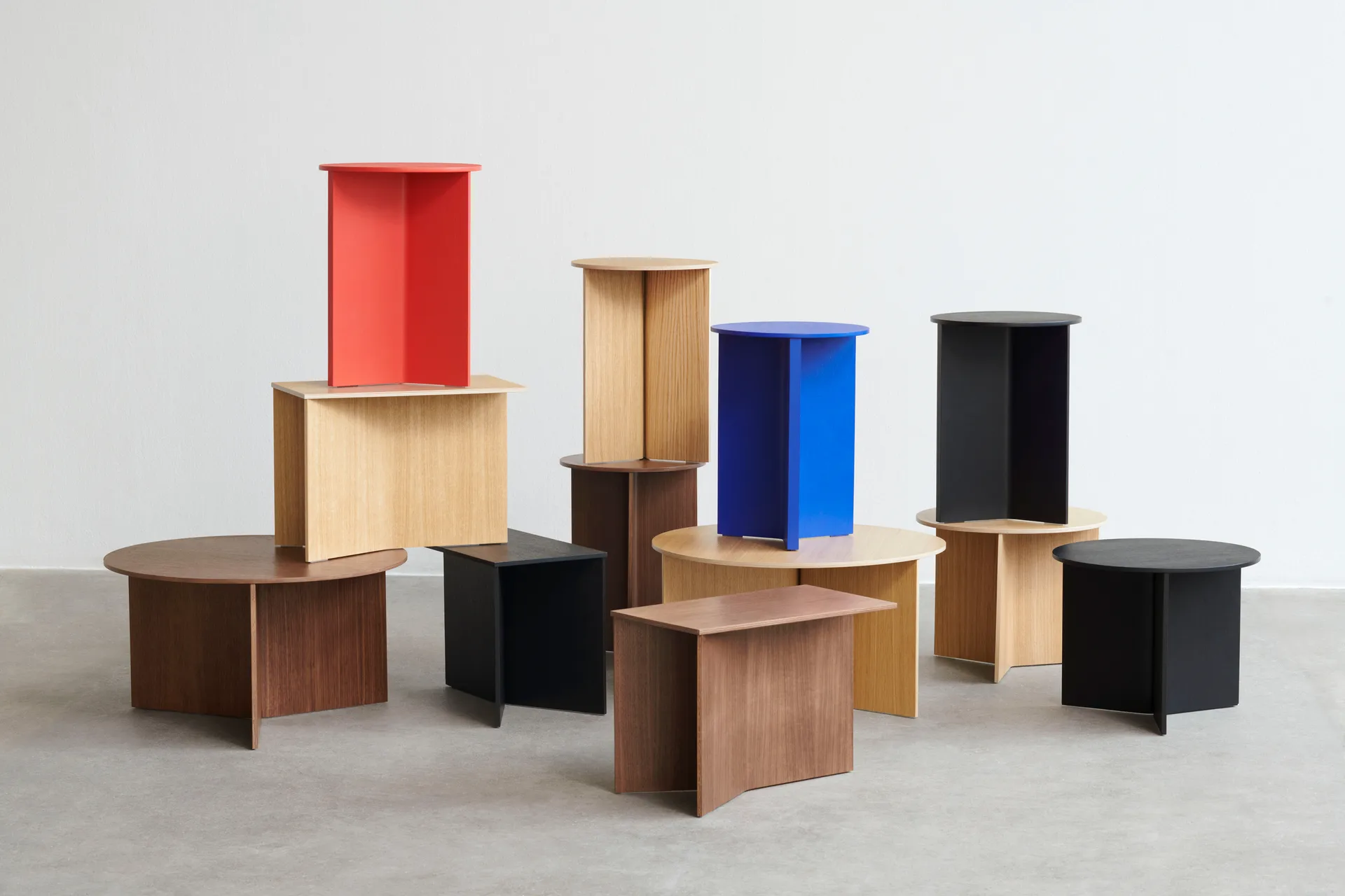 Slit coffee table Ø45 cm, Lacquered oak HAY