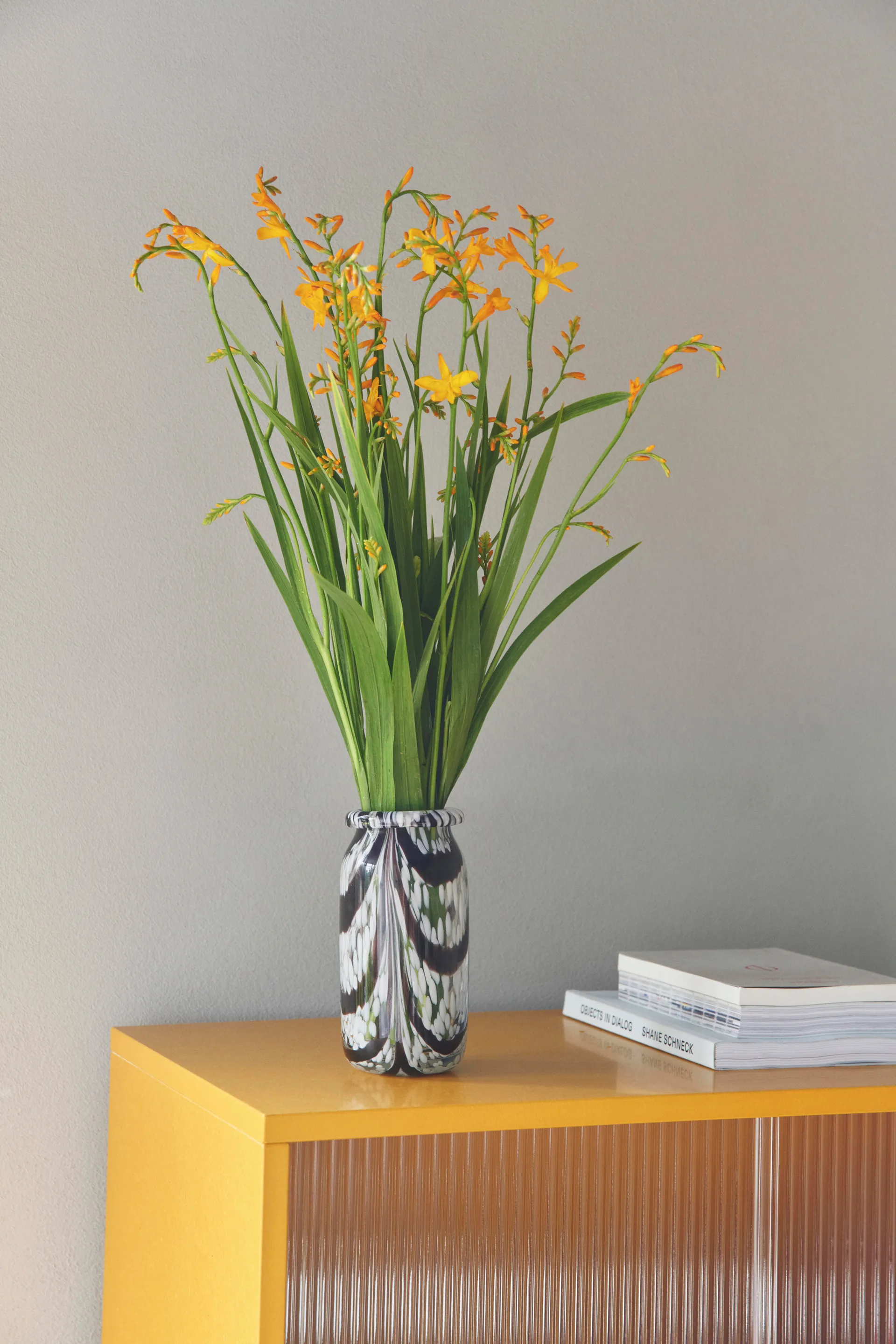 Splash Roll Neck vase XS 19 cm, Coffee and white HAY