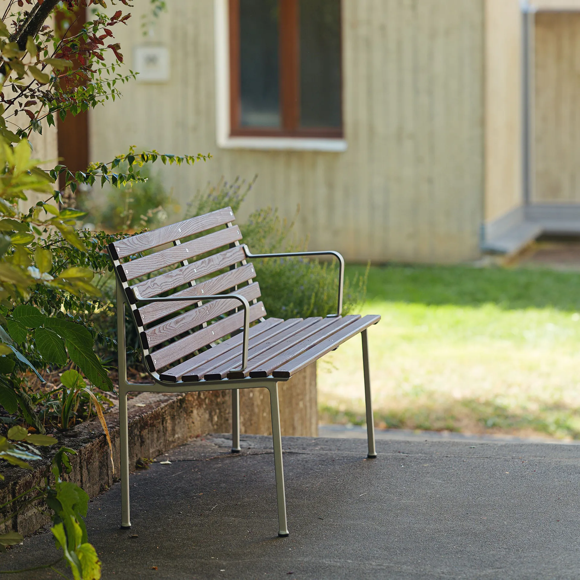 Traverse Dining bench with armrests., Oiled ash HAY