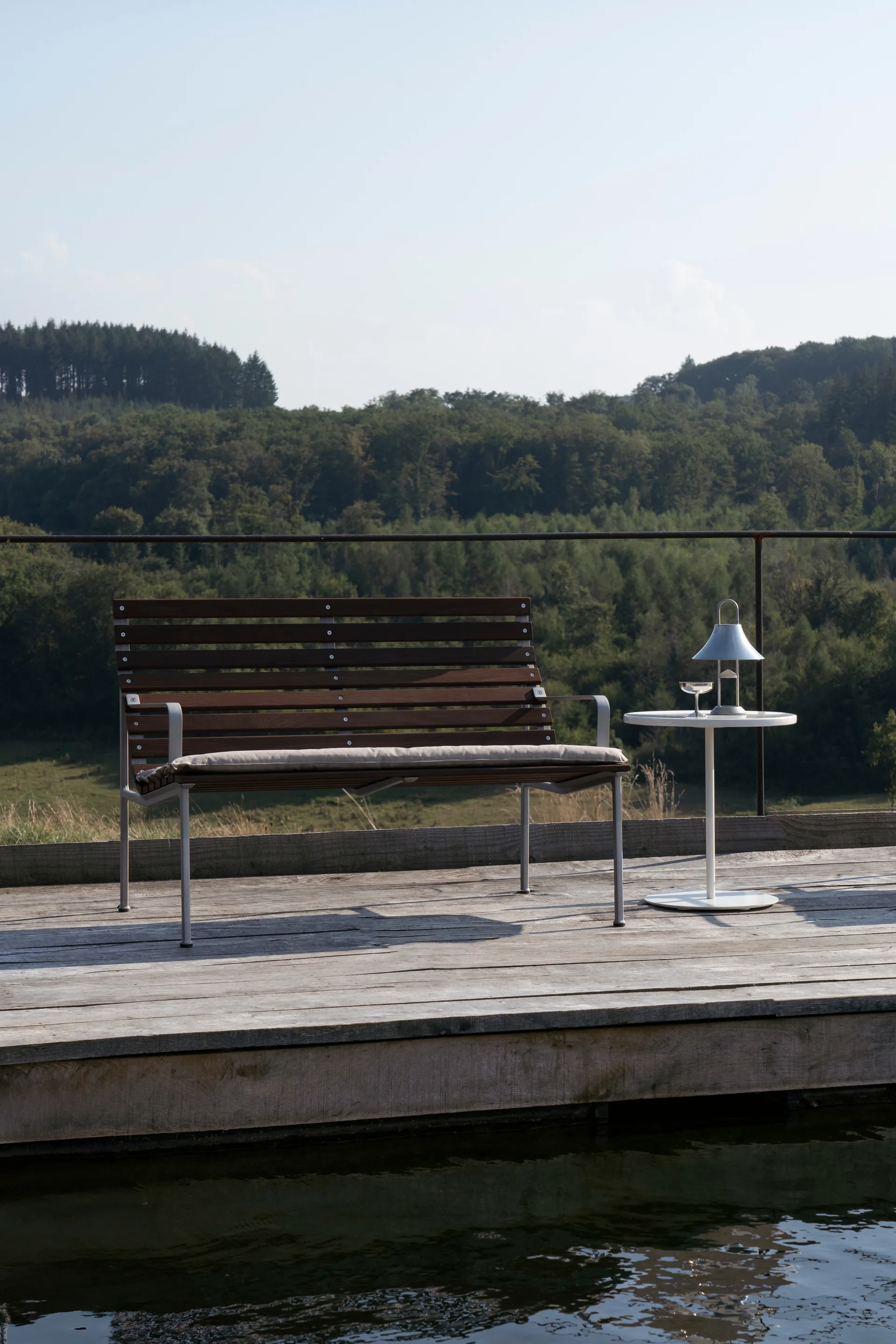 Traverse Lounge bench with armrests, Oiled ash HAY