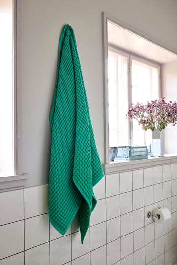 Waffle bath towel 70x140 cm - Emerald green - HAY