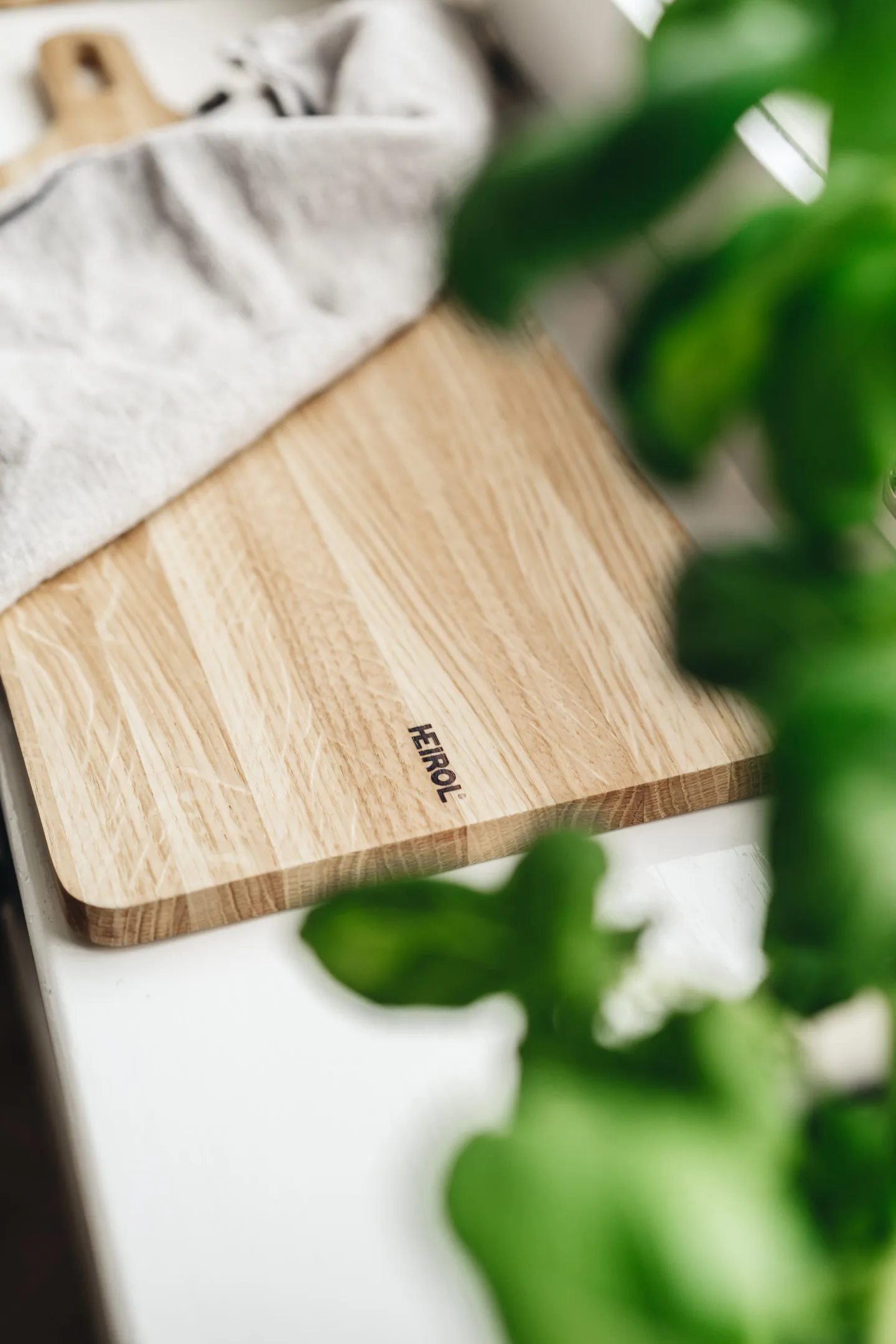 Heirol large cutting board with handle, Oak Heirol