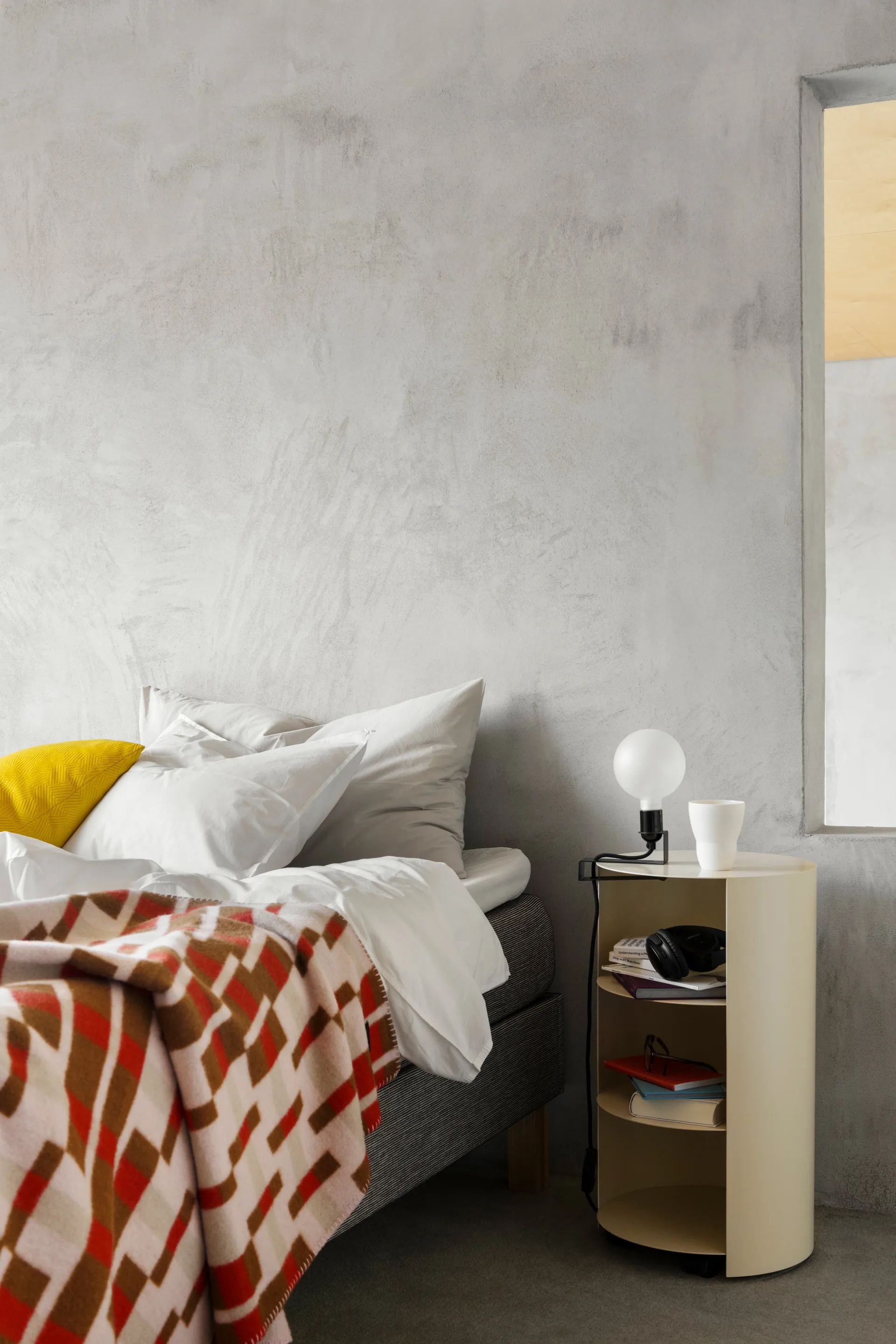 Hide pedestal Ø38x68 cm, Light ivory textured Hem