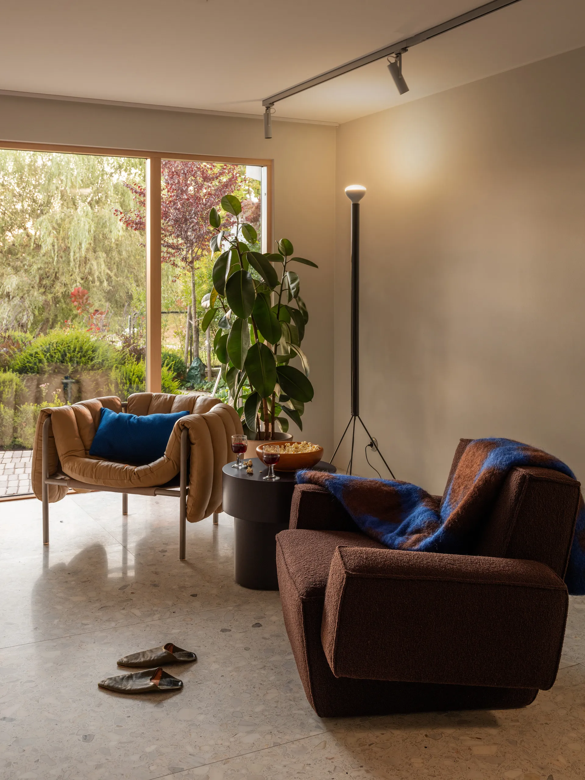 Hunk lounge chair with arm rest, Chocolate Hem