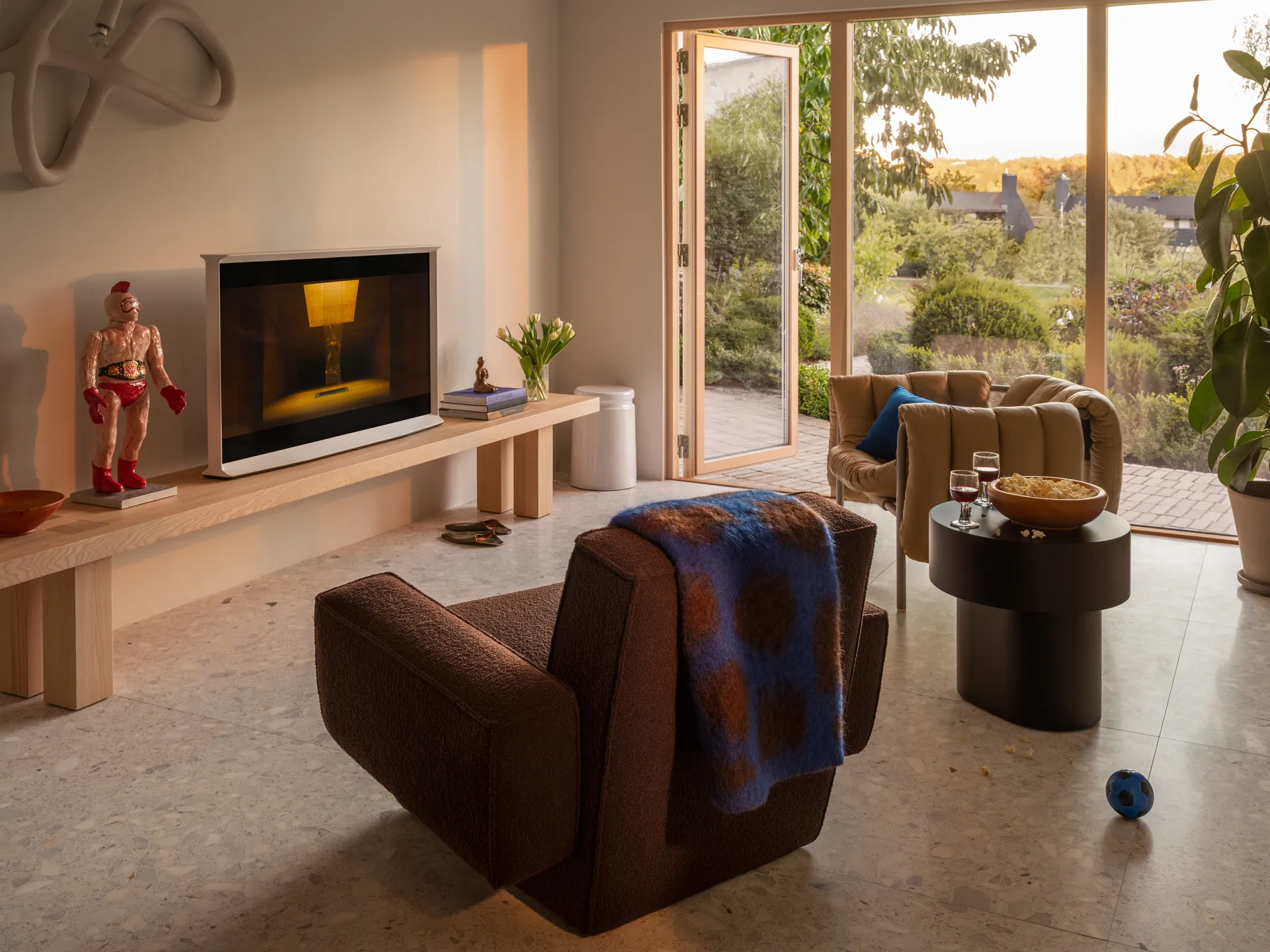 Hunk lounge chair with arm rest, Chocolate Hem