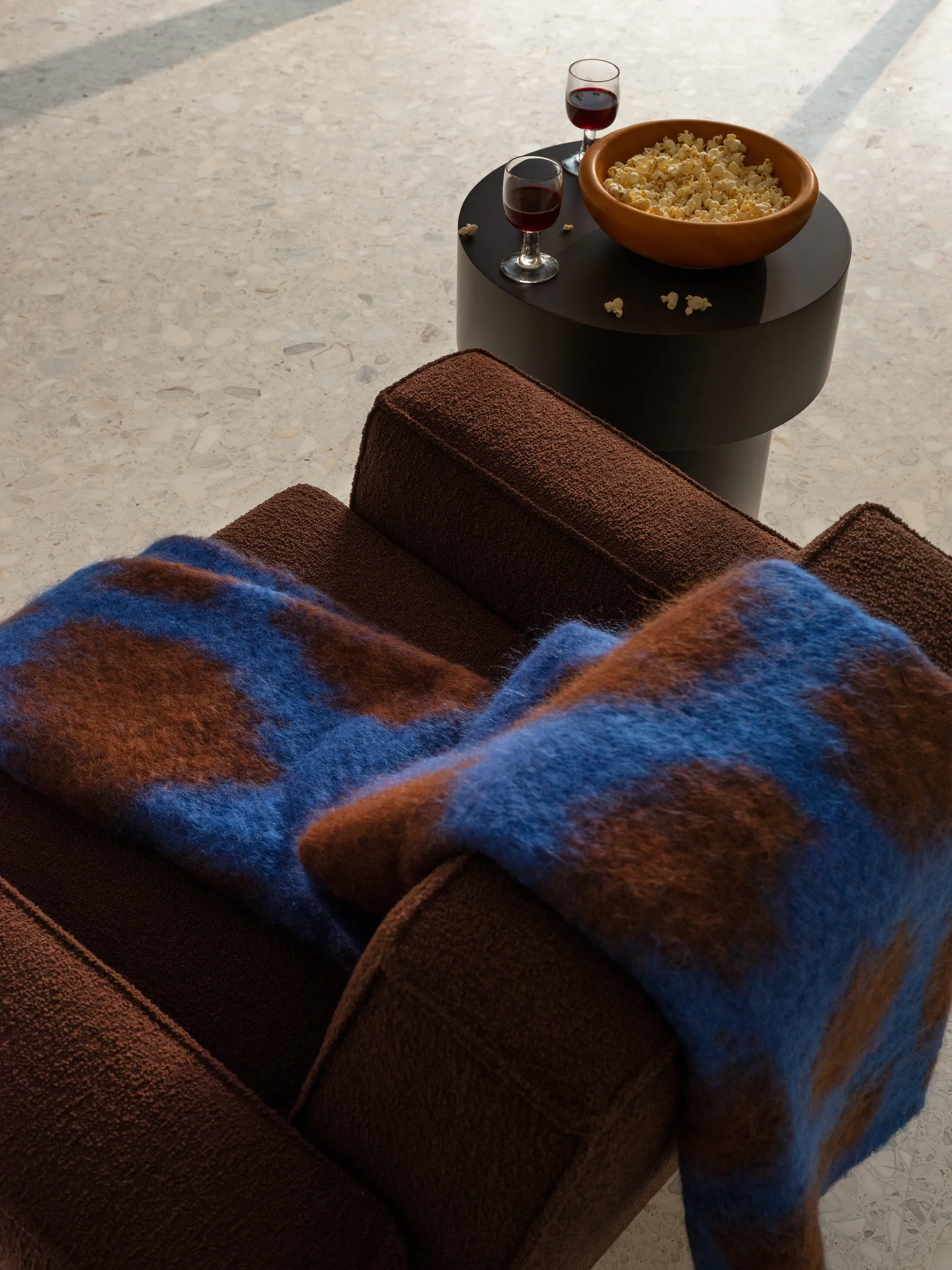 Hunk lounge chair with arm rest, Chocolate Hem