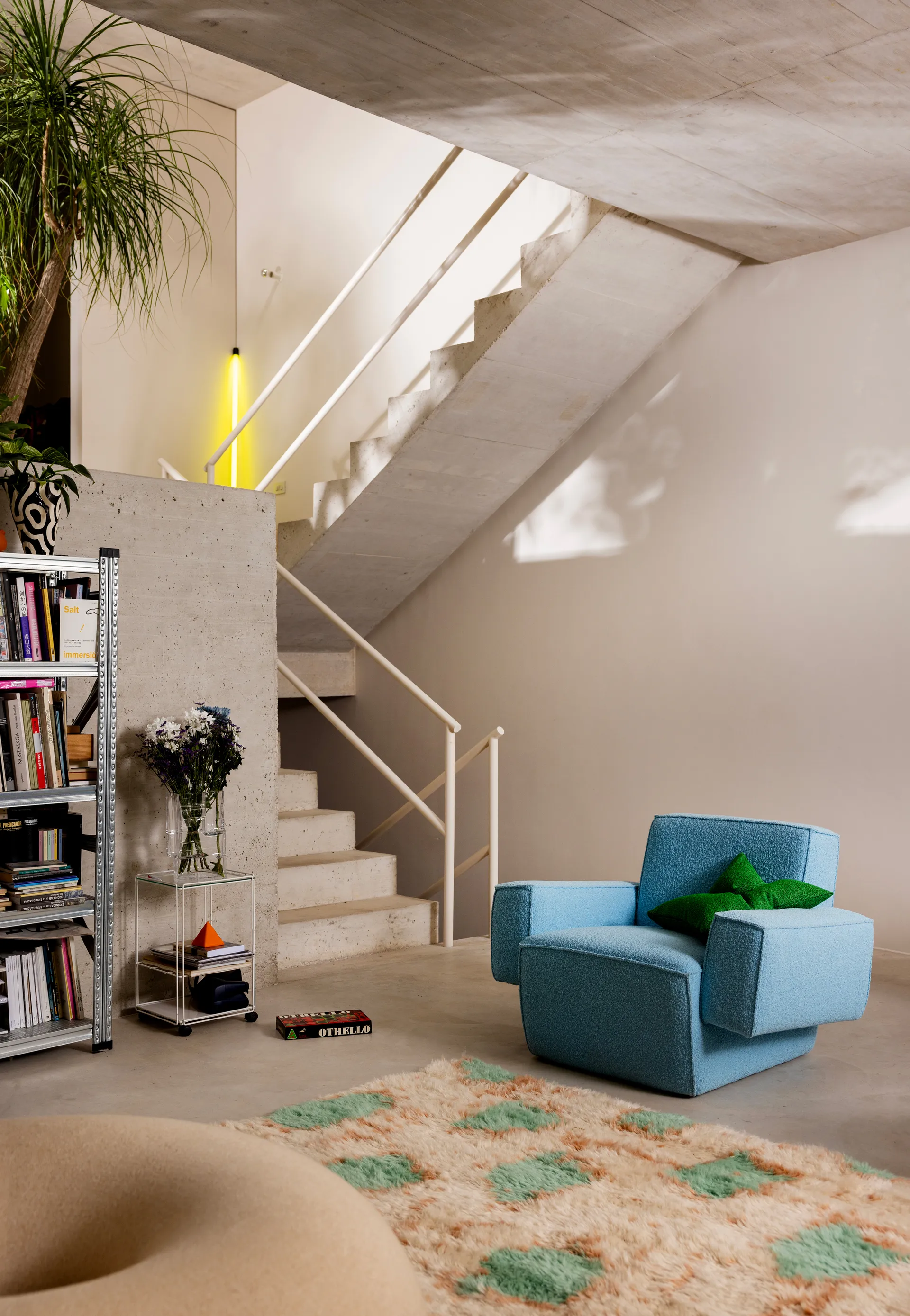 Hunk lounge chair with arm rest, Icicle Hem