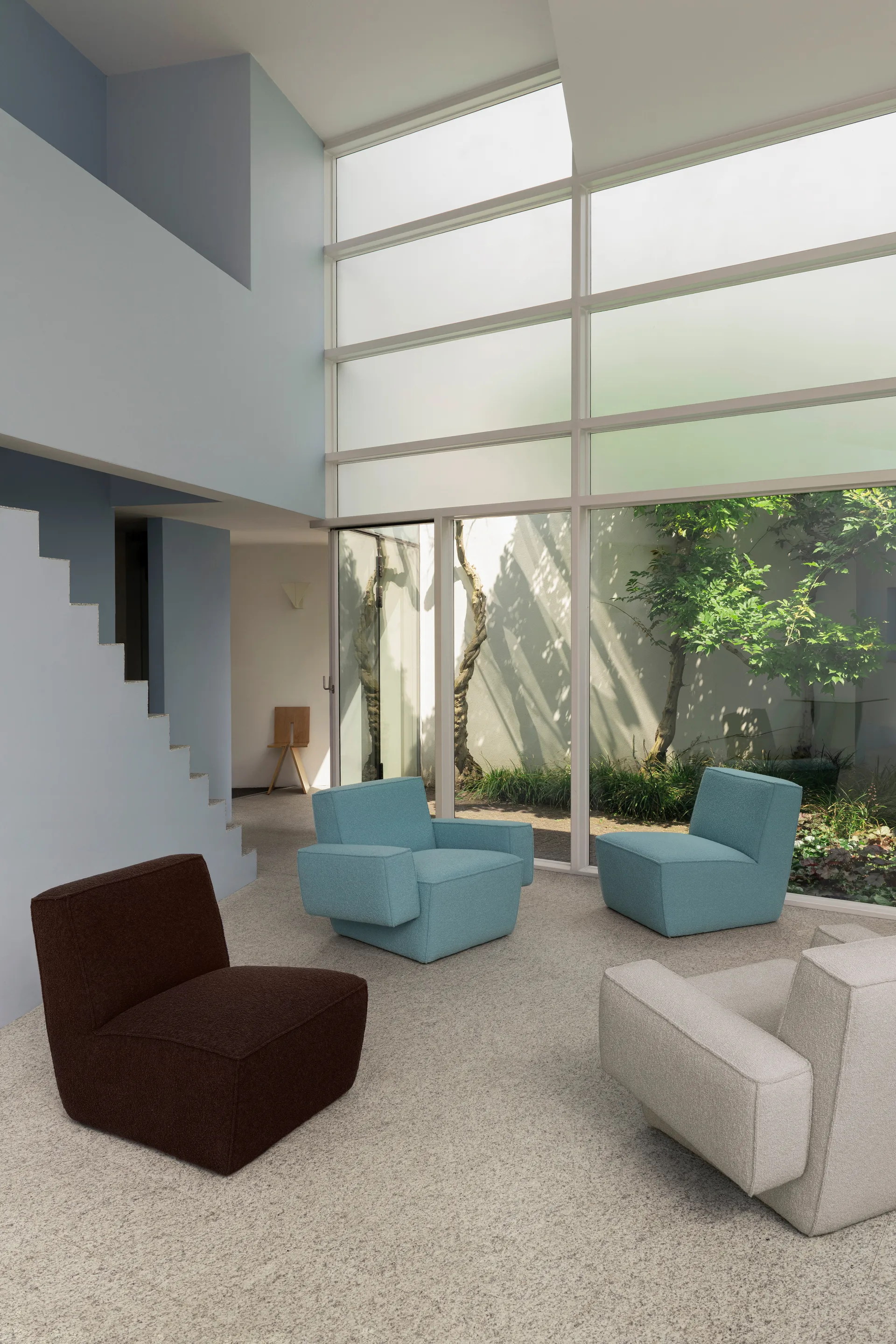 Hunk lounge chair with arm rest, Icicle Hem