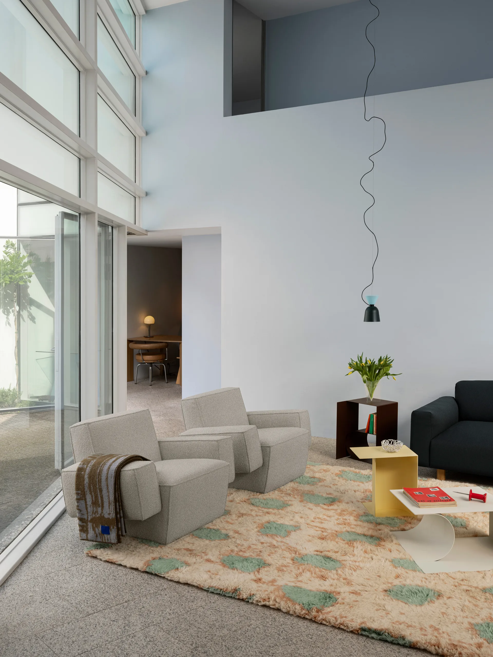 Hunk lounge chair with arm rest, Swan Hem