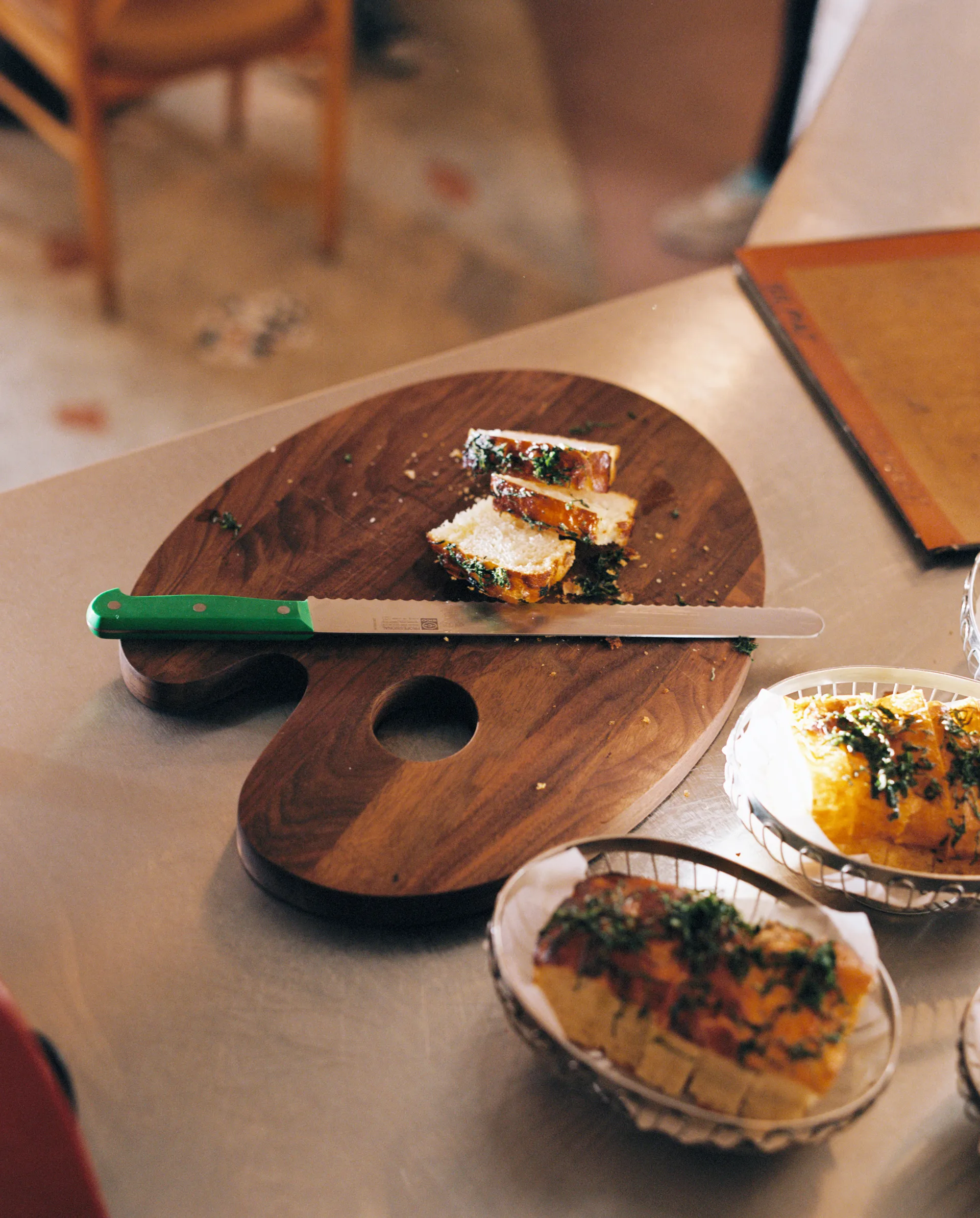 Palette cutting board Small 24x34 cm, Walnut Hem